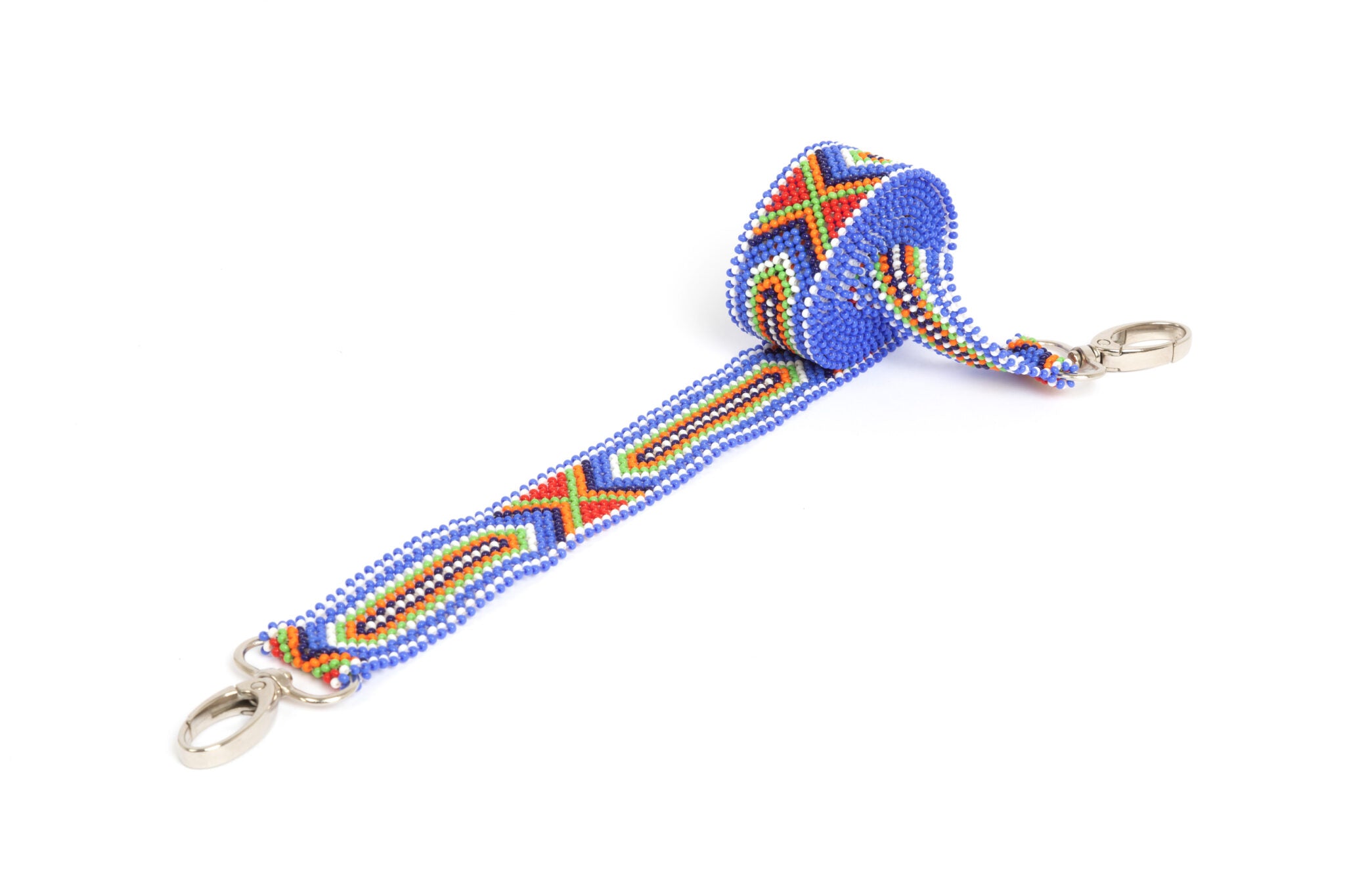 Bandoulière en perles colorées "Alvaro" dans la couleur "Amboseli Jeans." Disponible en plusieurs autres coloris, avec certains modèles uniques. Longueur de 115 à 120 cm. Fabriquée à la main au Kenya: