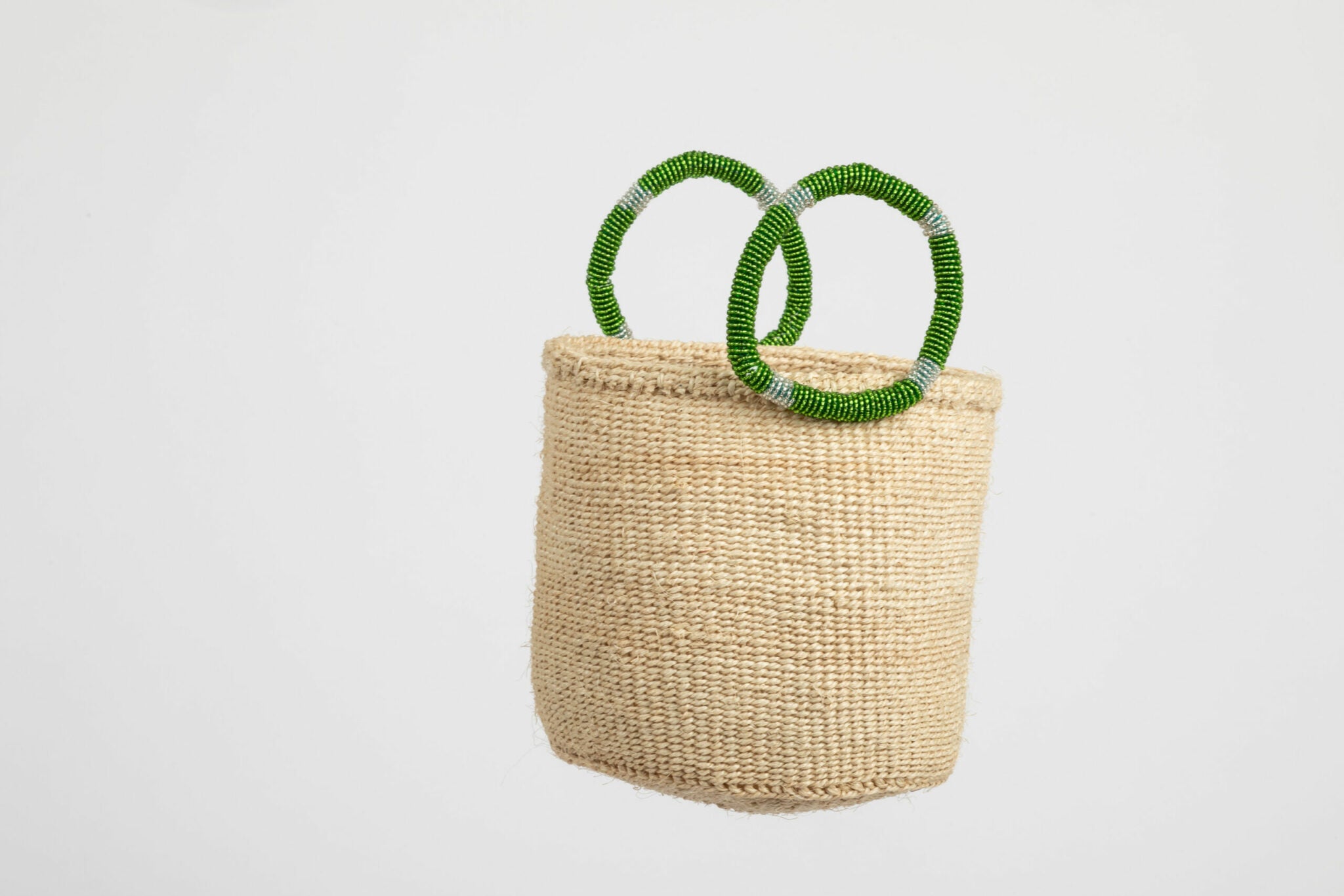 Petit panier en sisal avec anses en perles