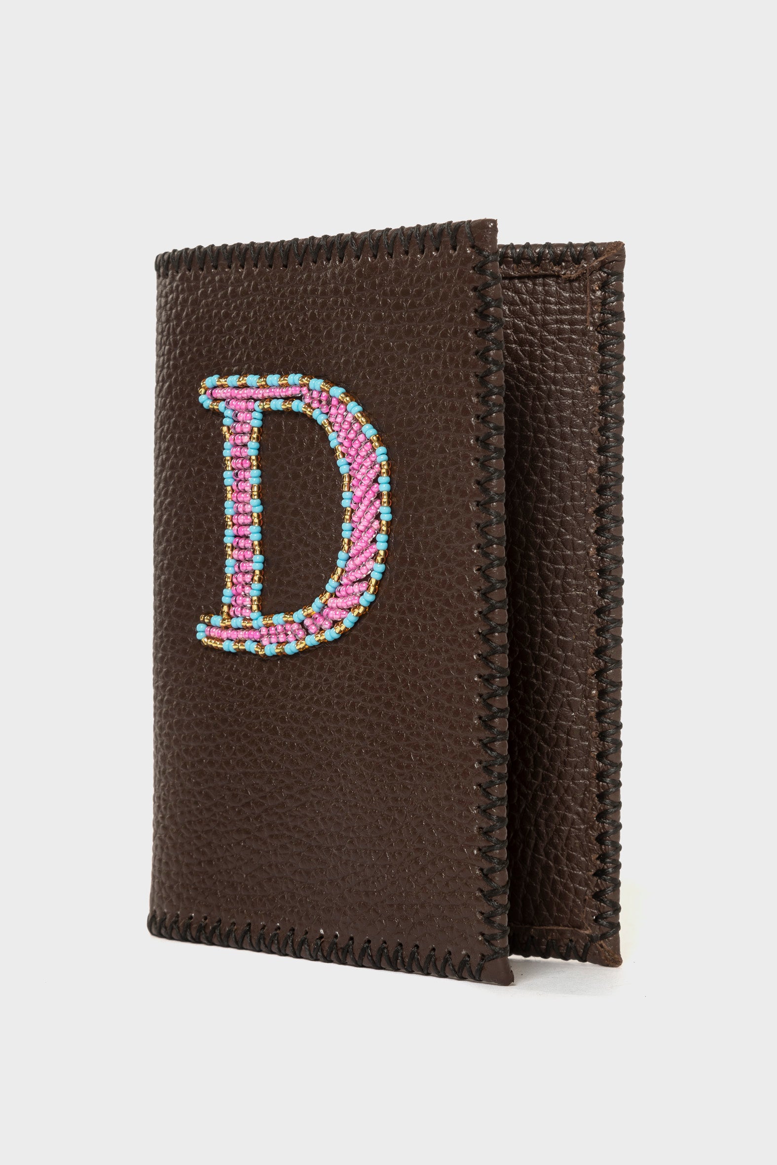 Etui Porte-Passeport en Cuir Grainé Marron Foncé & Initiale Masaï