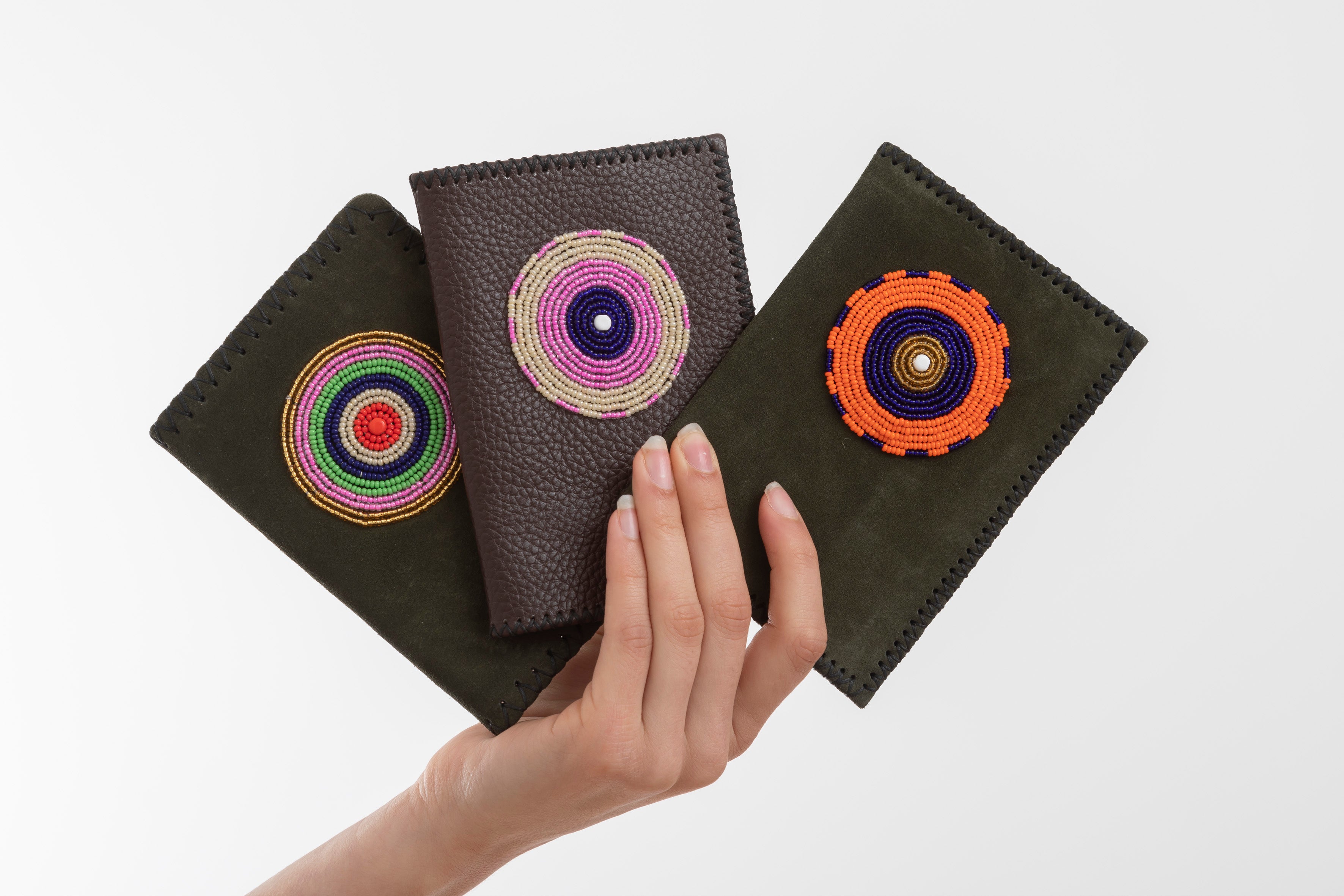Etui Porte-Passeport en Cuir Grainé Marron Foncé & Pastille Masaï