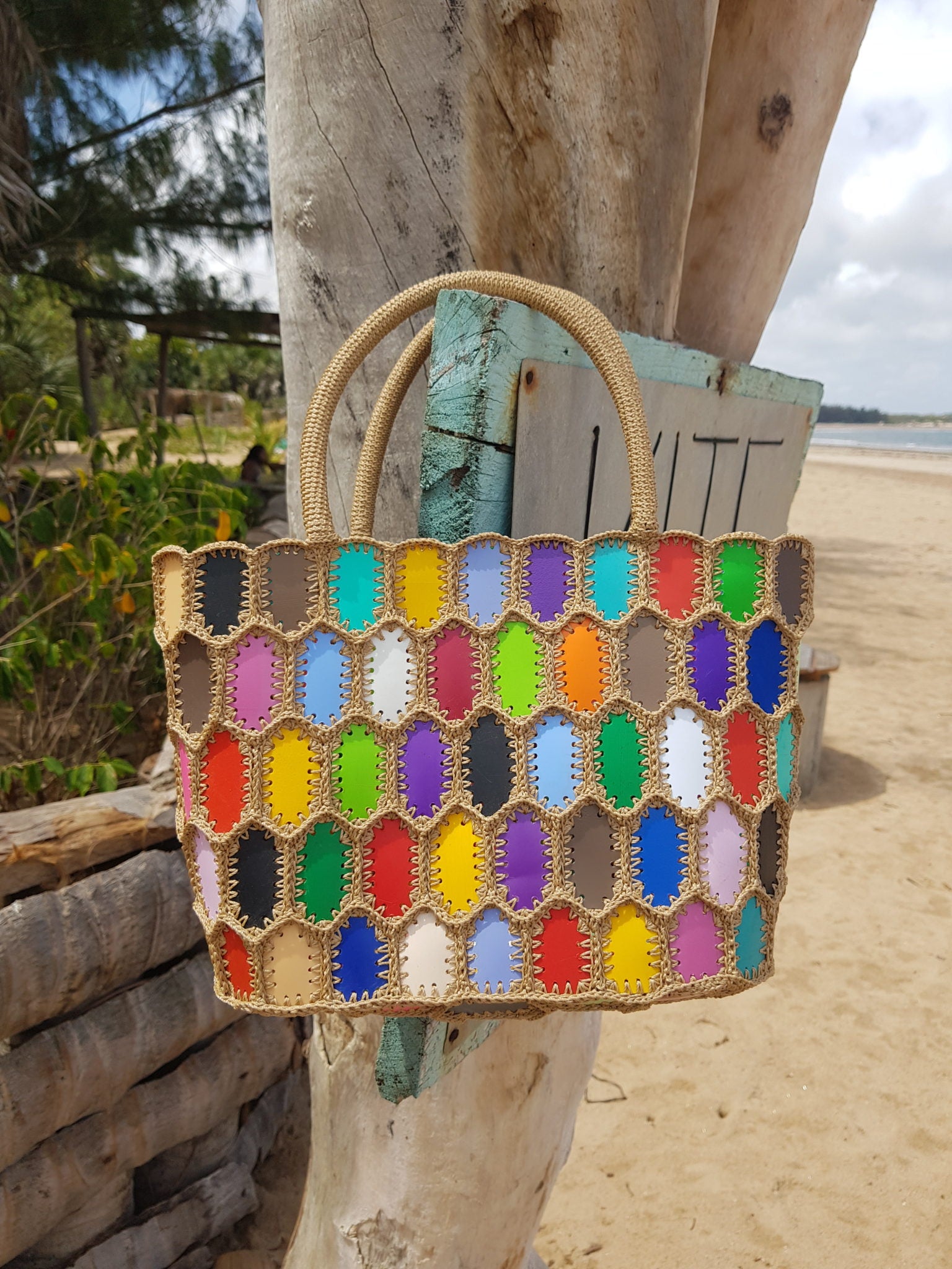 Sac à main multicolore en matériel recyclé et crocheté