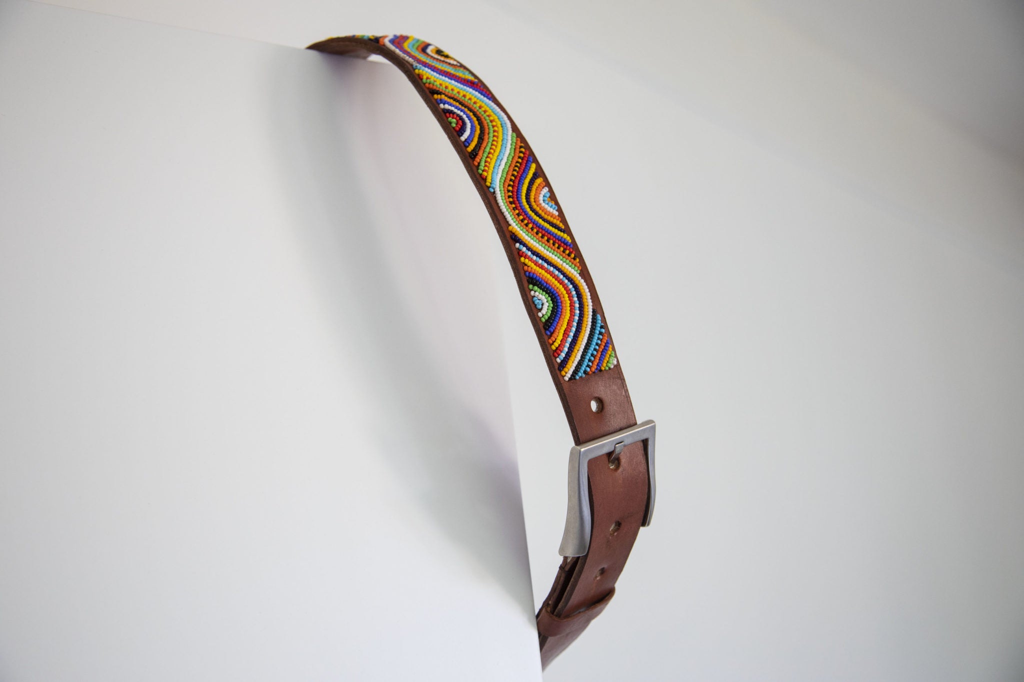 Ceinture MiniRosa en cuir brun avec perles colorées et motifs vagues Masai, fait main au Kenya