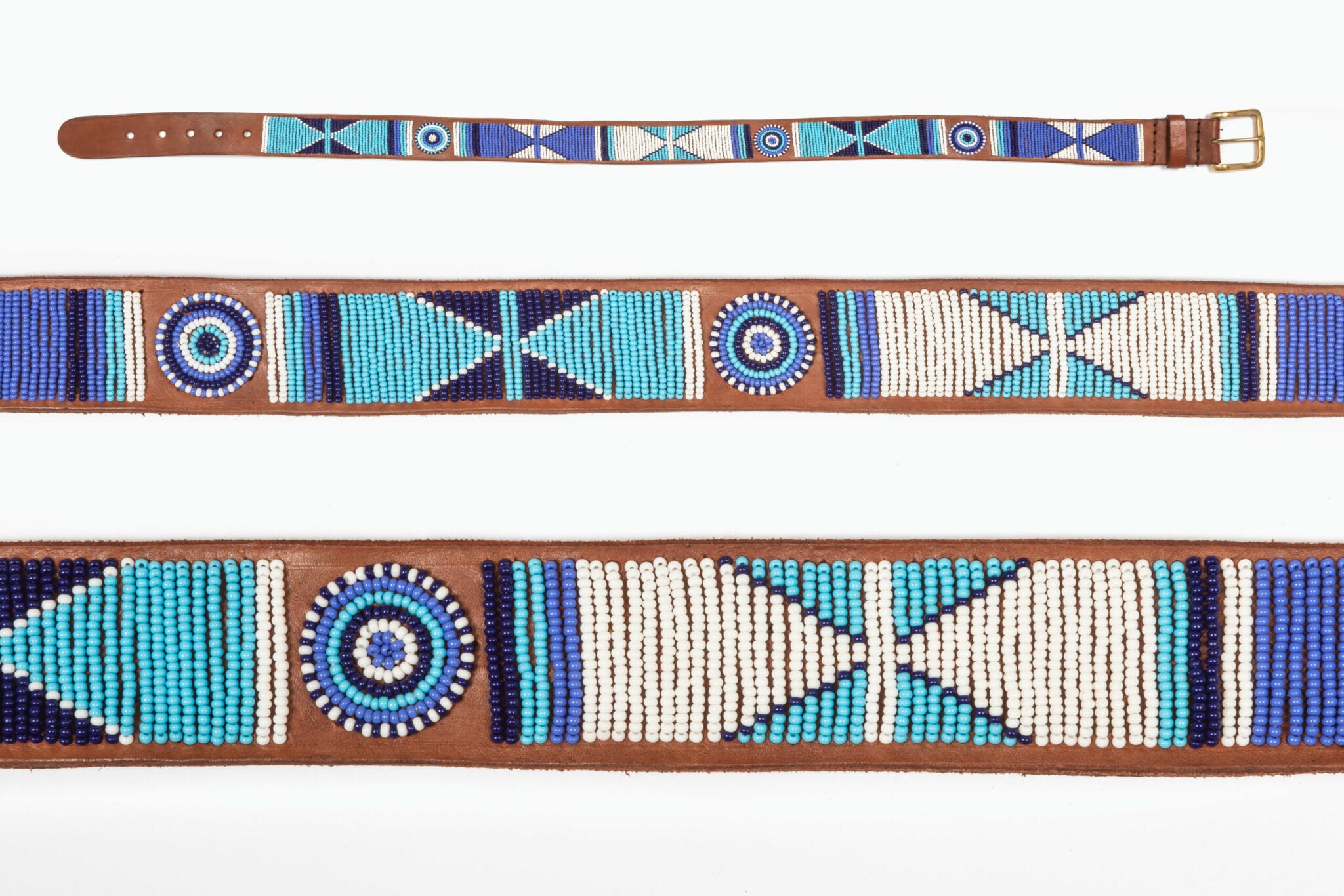 Ceinture MiniRosa en cuir brun avec perles bleues et motifs géométriques solaires Masai, fait main au Kenya