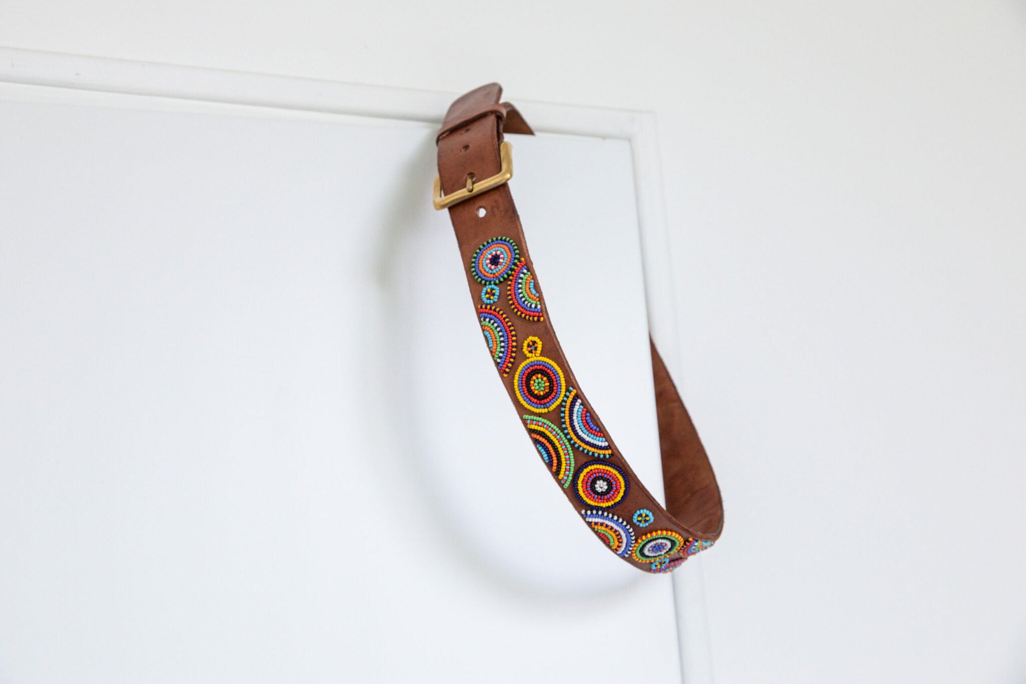 Ceinture MiniRosa en cuir brun avec perles et motifs Pili Pili Masai, fait main au Kenya