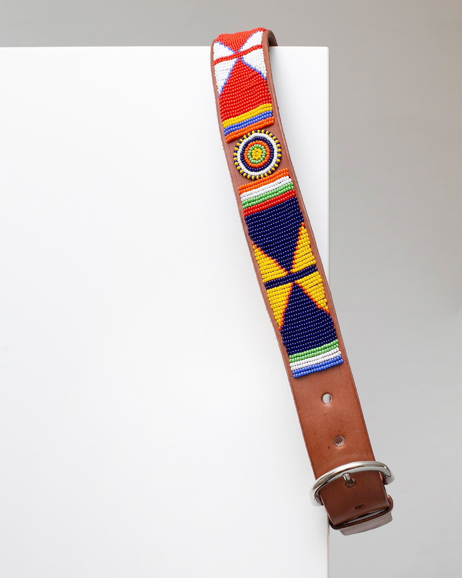 Ceinture MiniRosa en cuir brun avec perles et motifs géométriques solaires Masai, fait main au Kenya