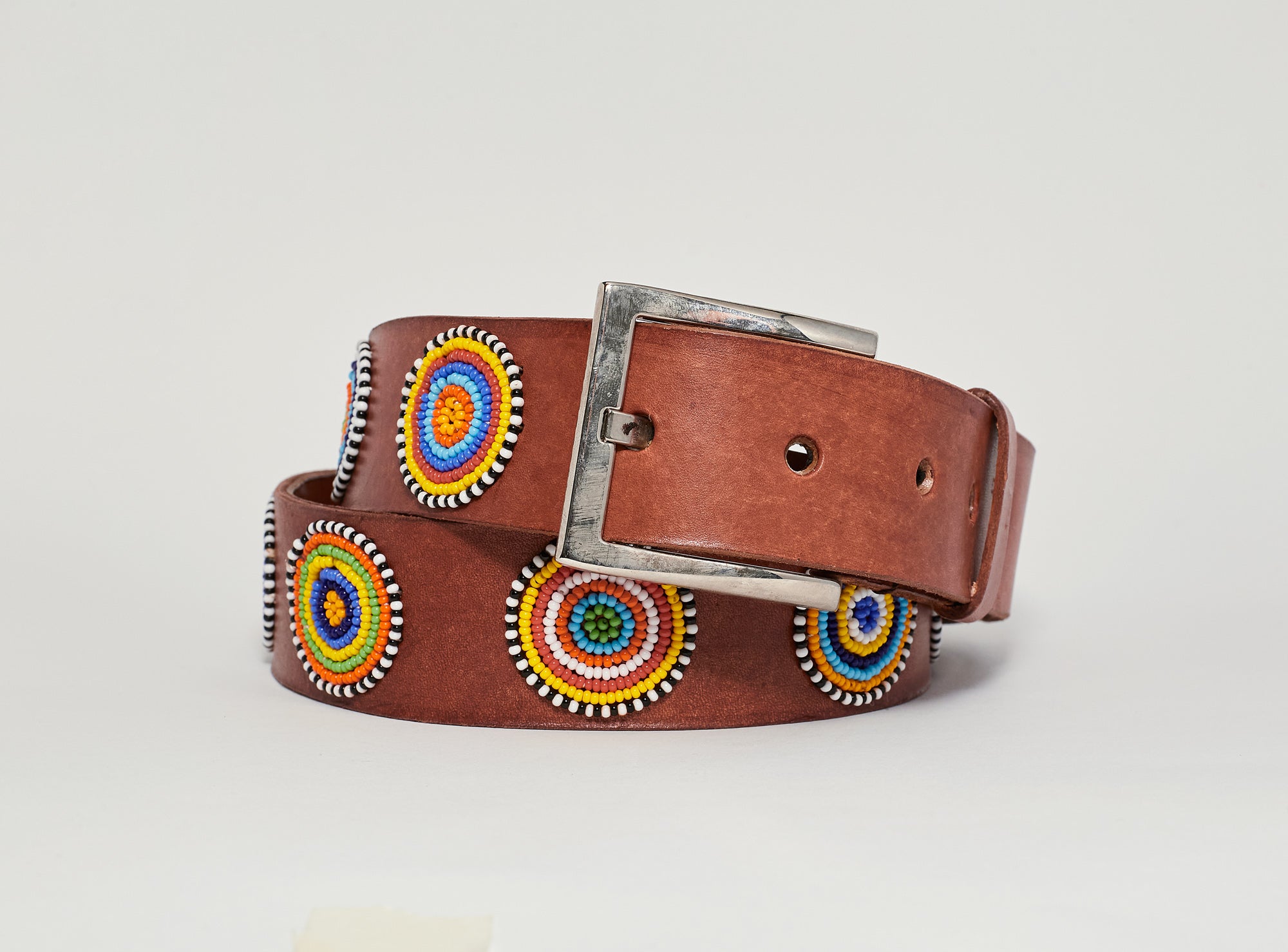 Ceinture MiniRosa en cuir brun avec perles et motifs solaires Masai, fait main au Kenya