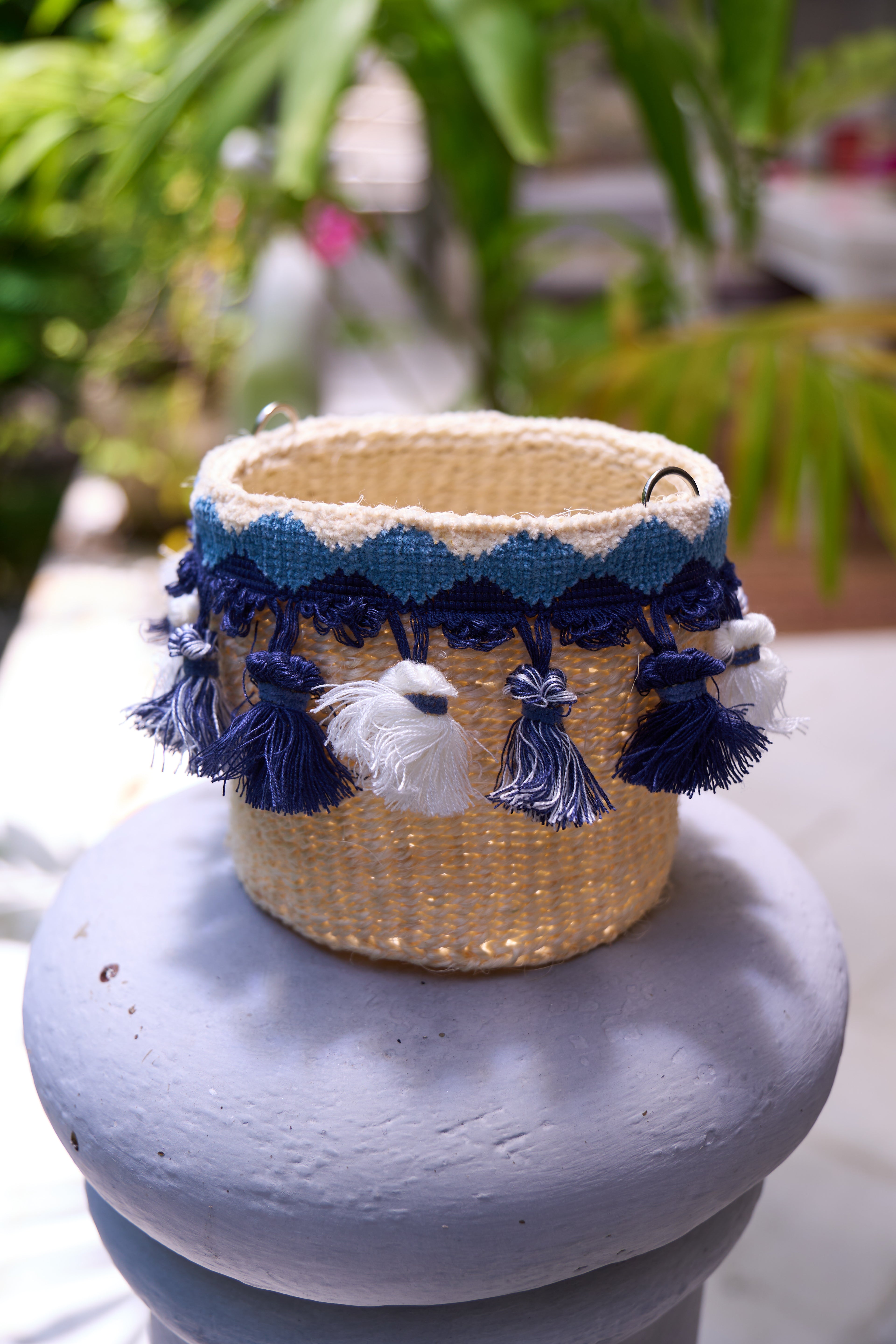 Petit panier en sisal blanc avec pompons