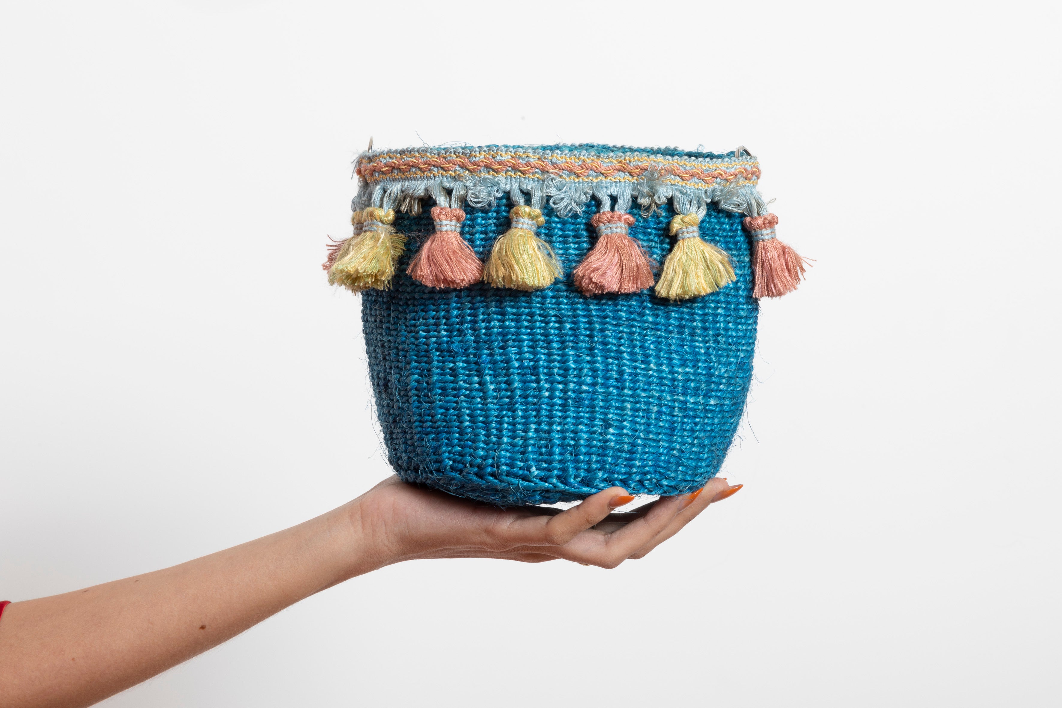 Petit panier en sisal turquois avec pompons