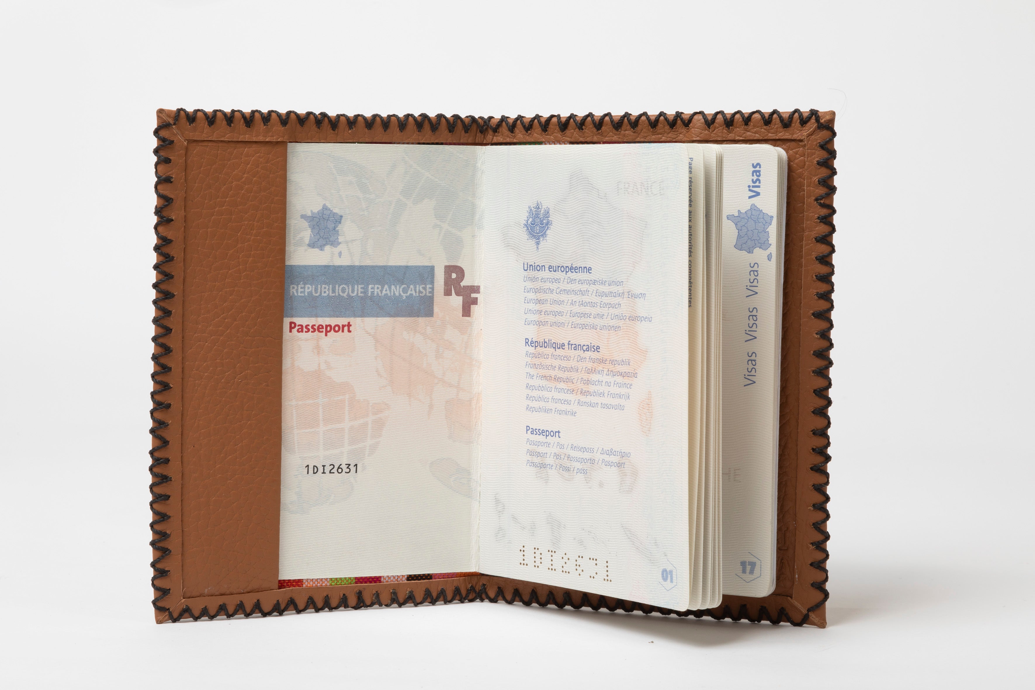 Etui Porte-Passeport en Cuir Grainé & Pastille Masai