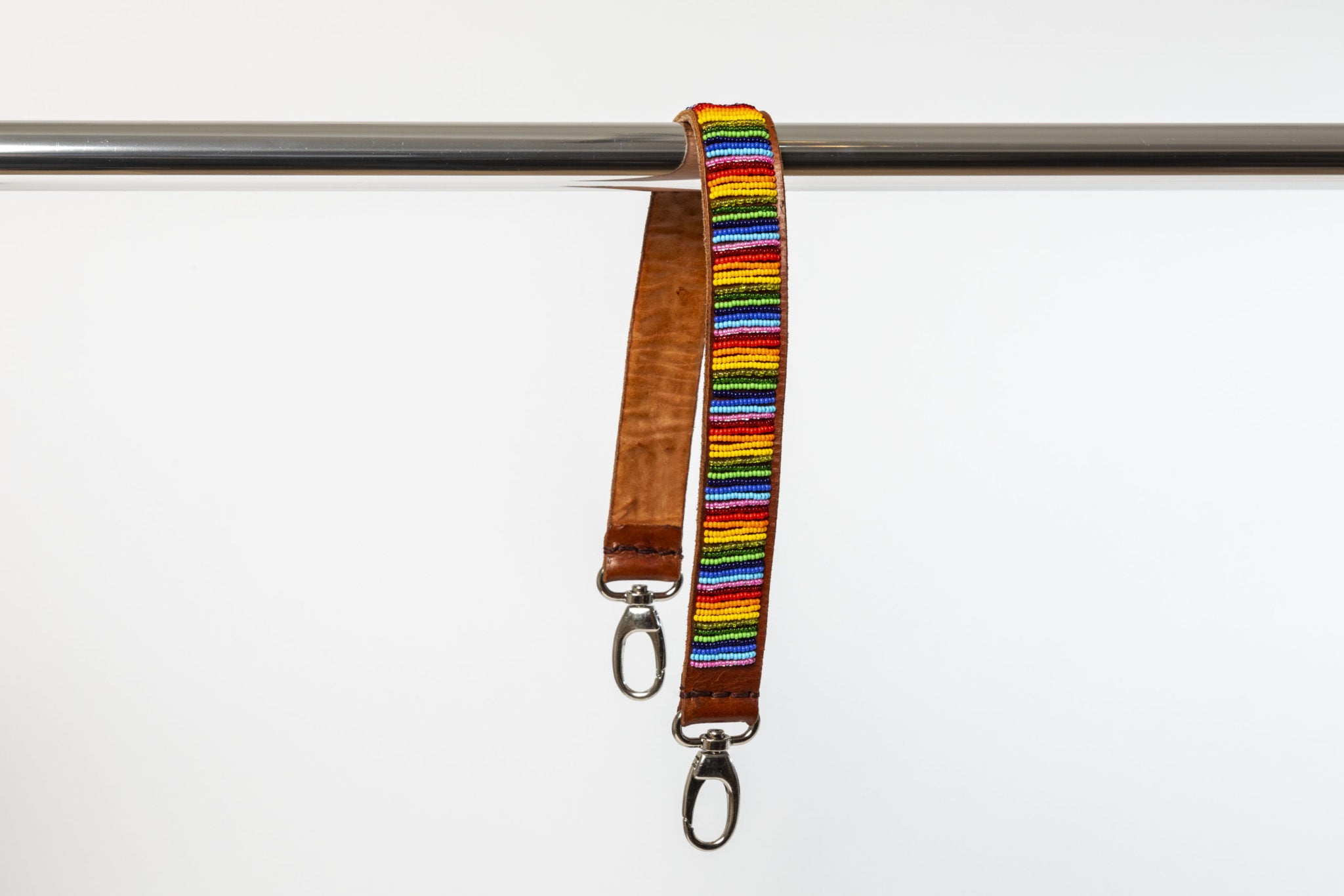 Elégante bandoulière de sac en cuir et perles colorées