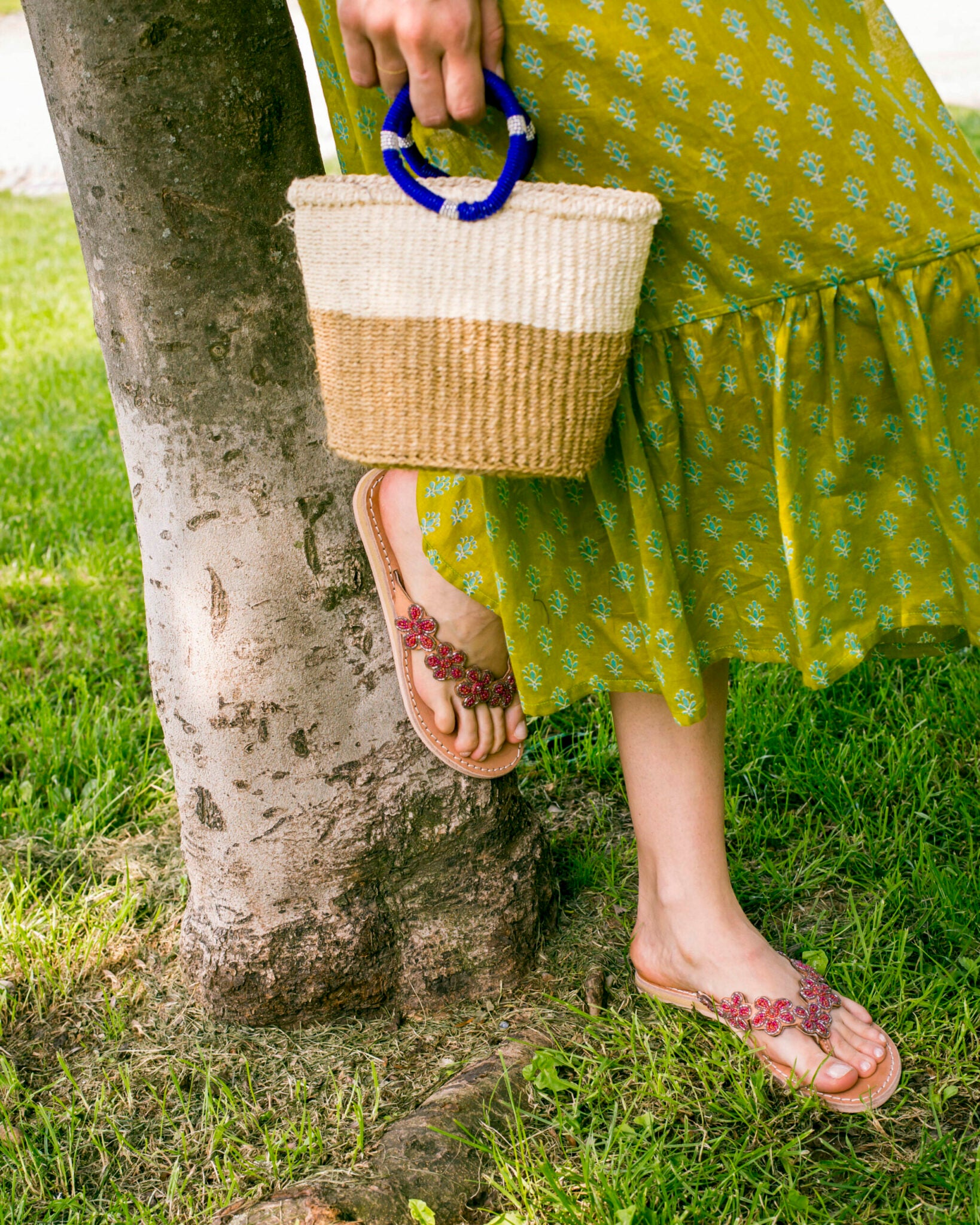 Petit panier en sisal avec anses en perles
