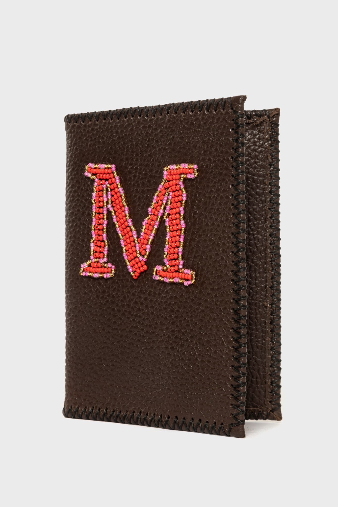Etui Porte-Passeport en Cuir Grainé Marron Foncé & Initiale Masaï