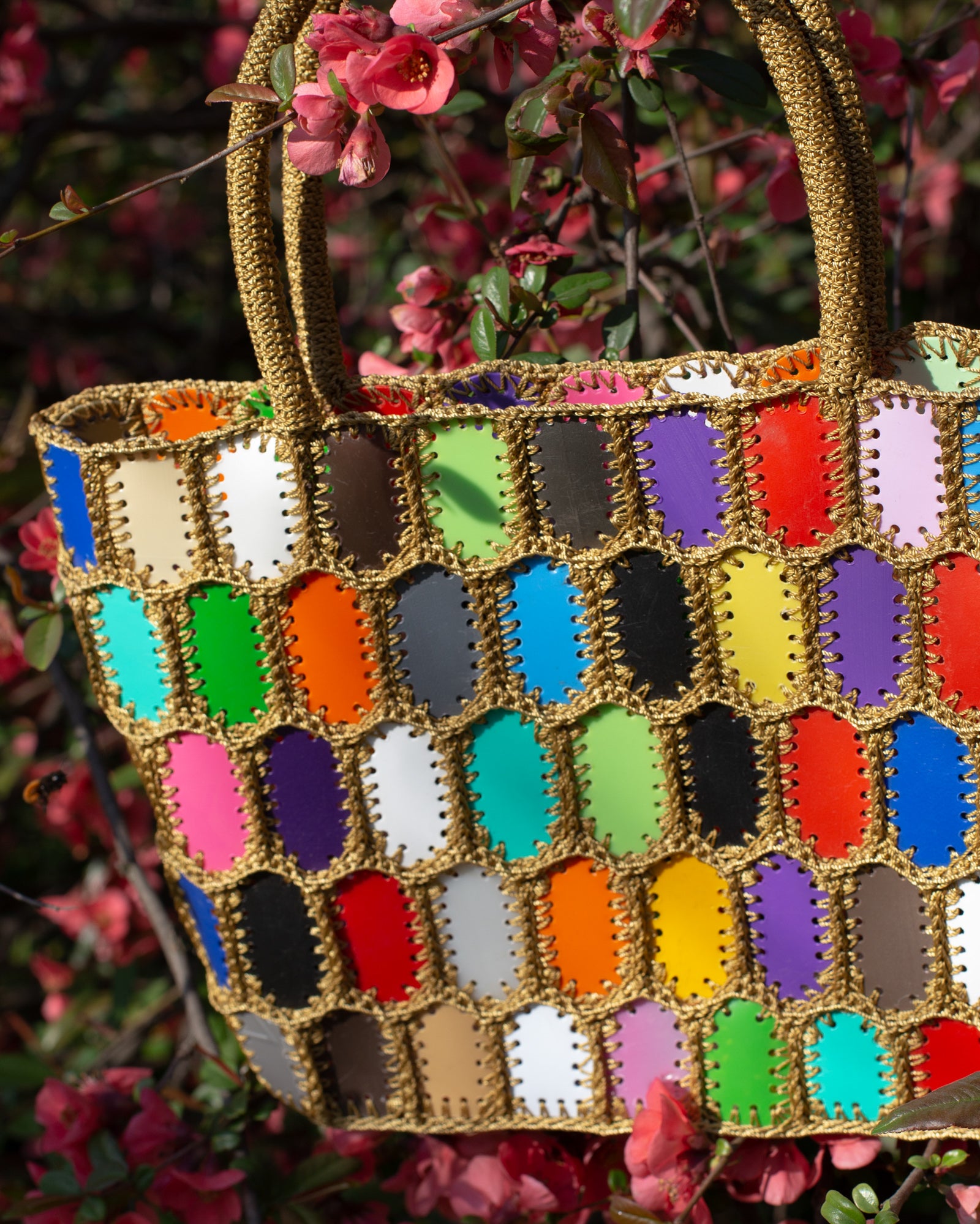 Sac à main multicolore en matériel recyclé et crocheté