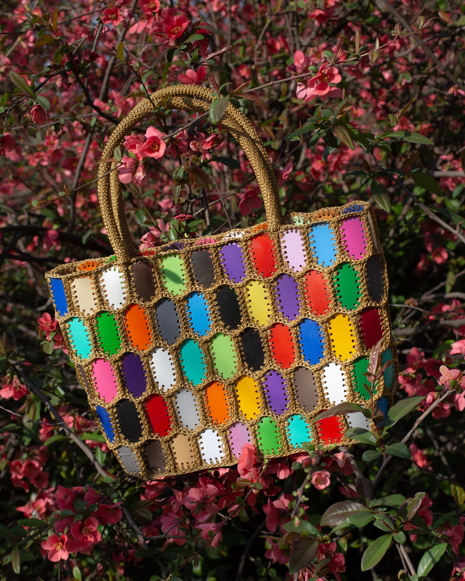 Sac à main multicolore en matériel recyclé et crocheté