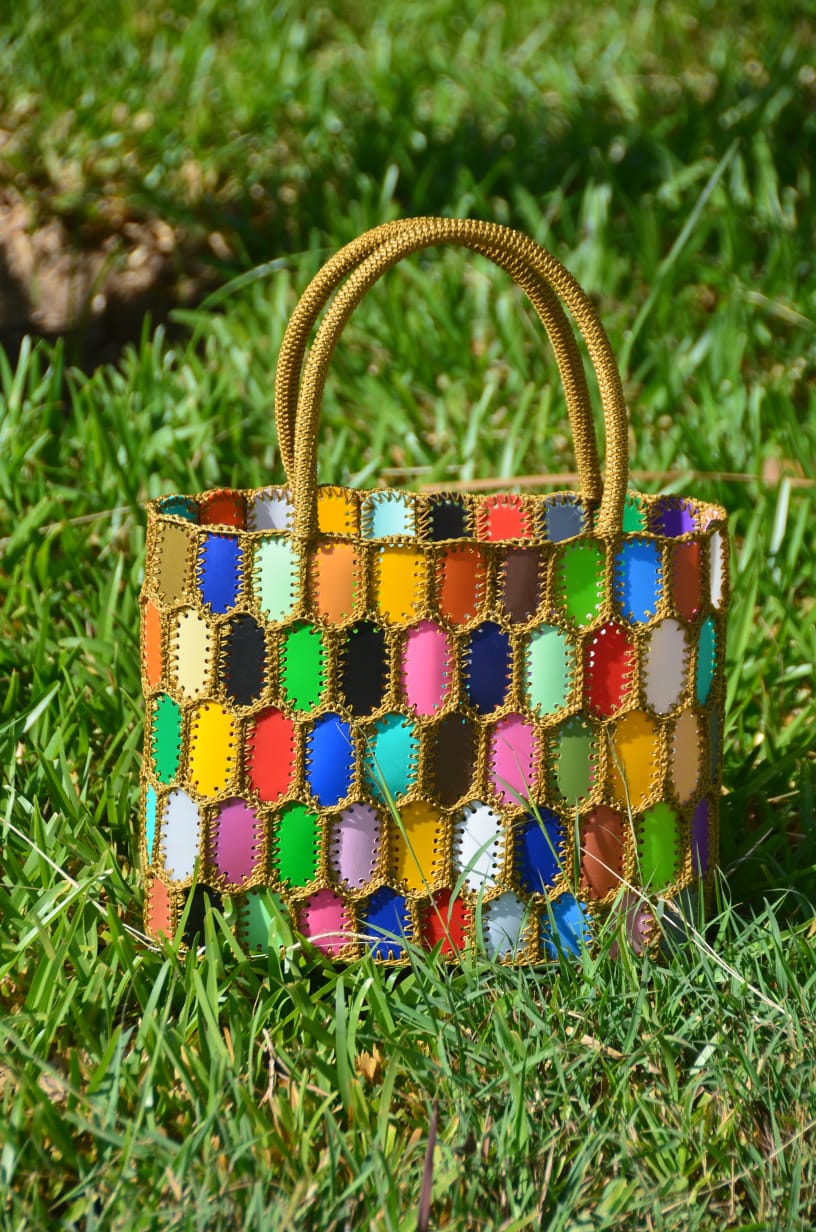 Sac à main multicolore en matériel recyclé et crocheté