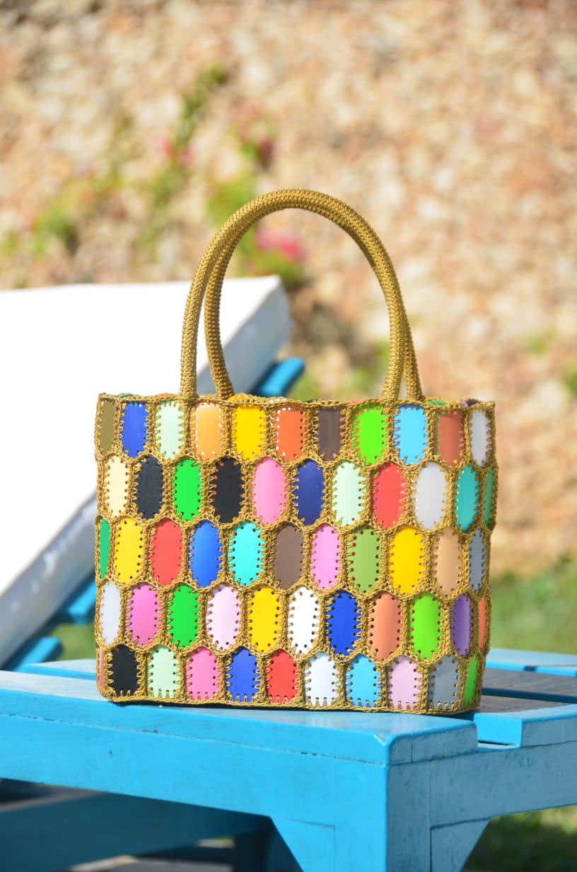 Sac à main multicolore en matériel recyclé et crocheté