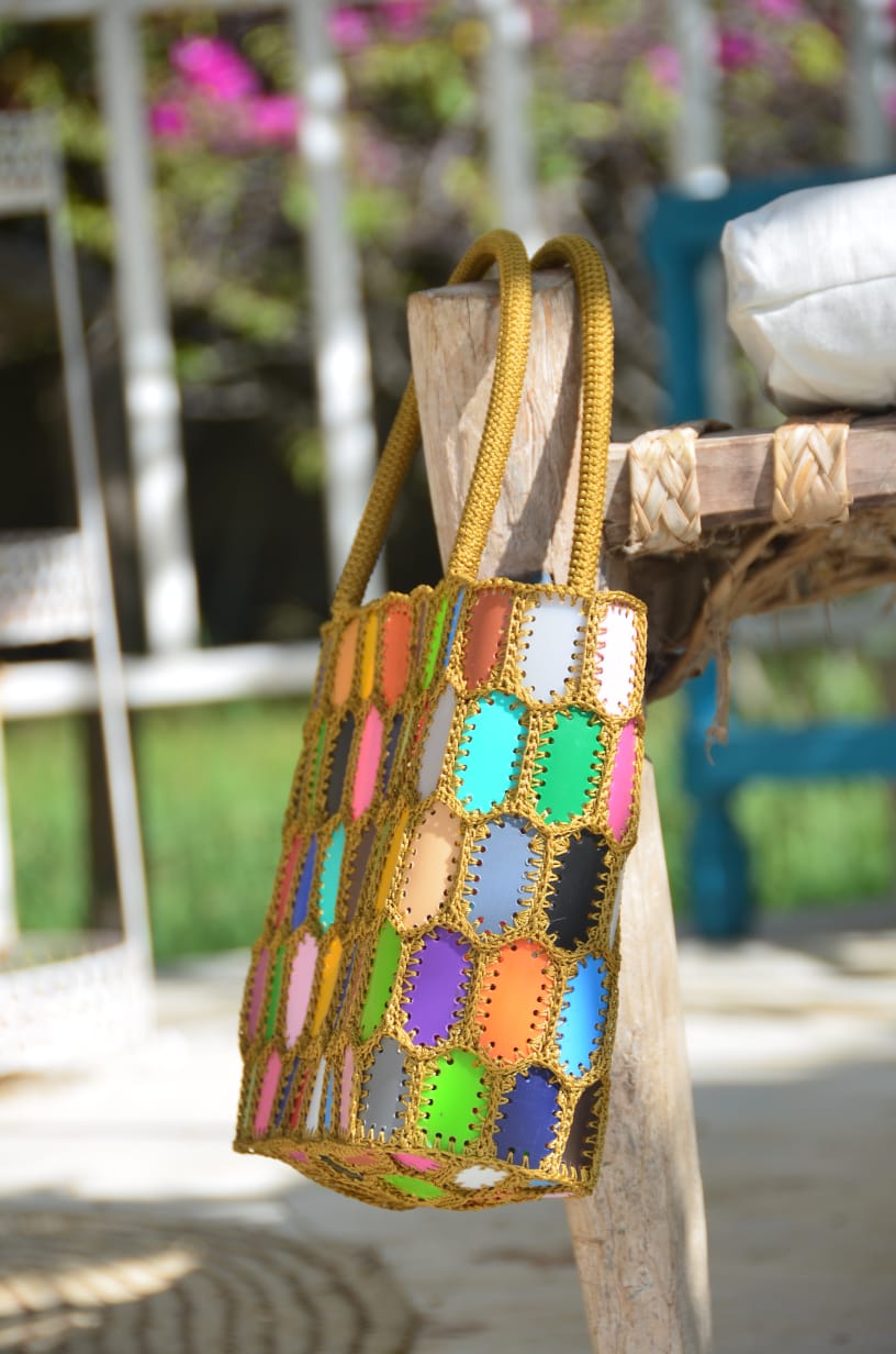 Sac à main multicolore en matériel recyclé et crocheté