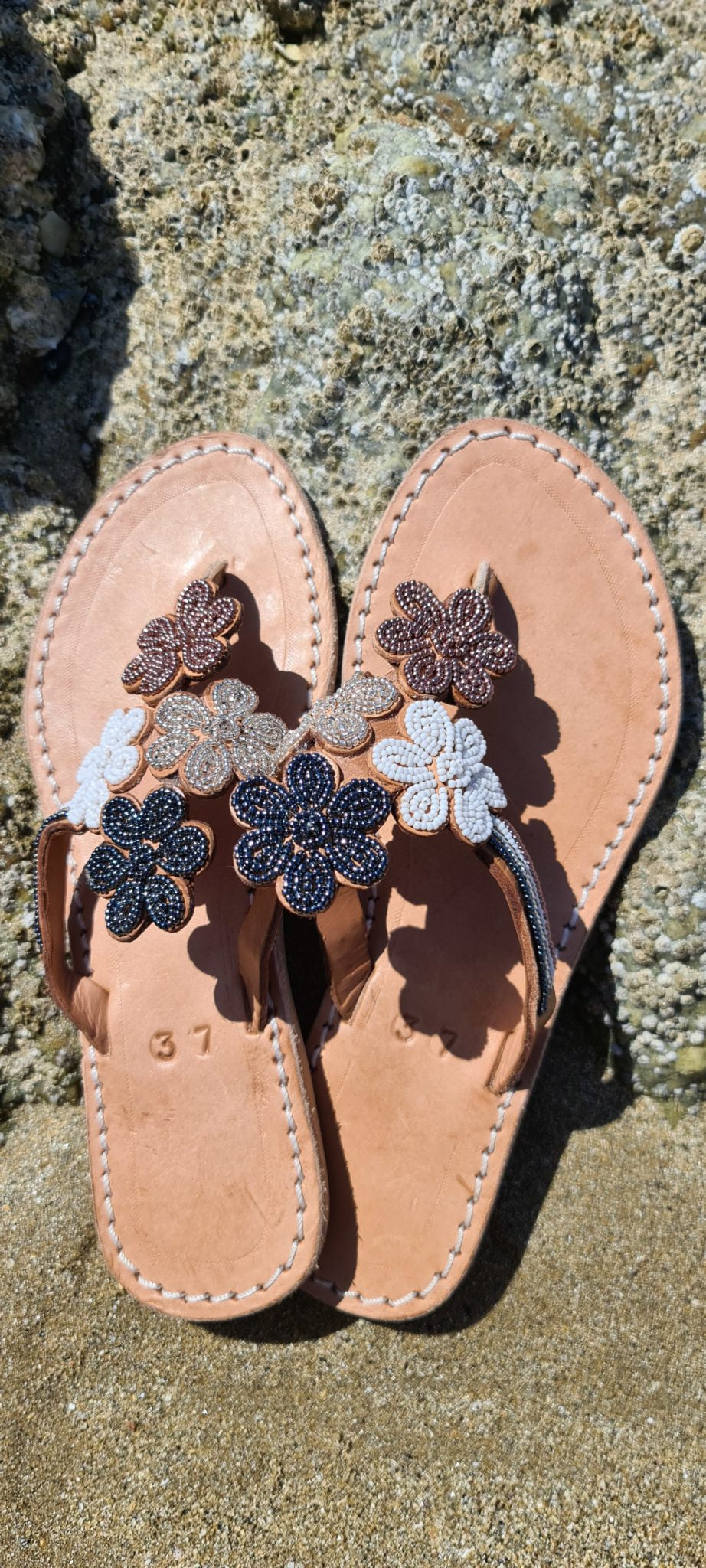 Sandales perles colorées motif fleurs