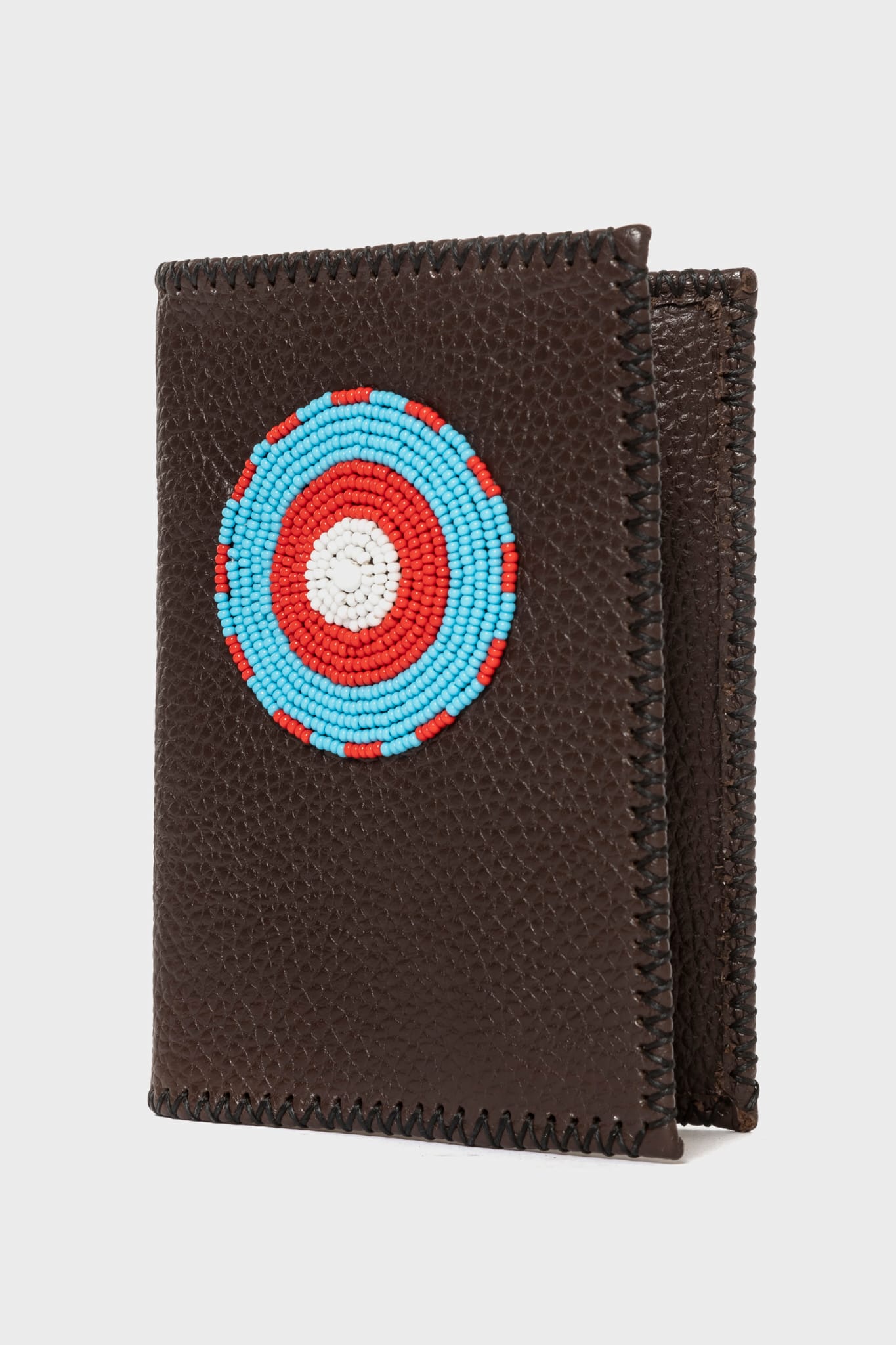 Etui Porte-Passeport en Cuir Grainé Marron Foncé & Pastille Masaï