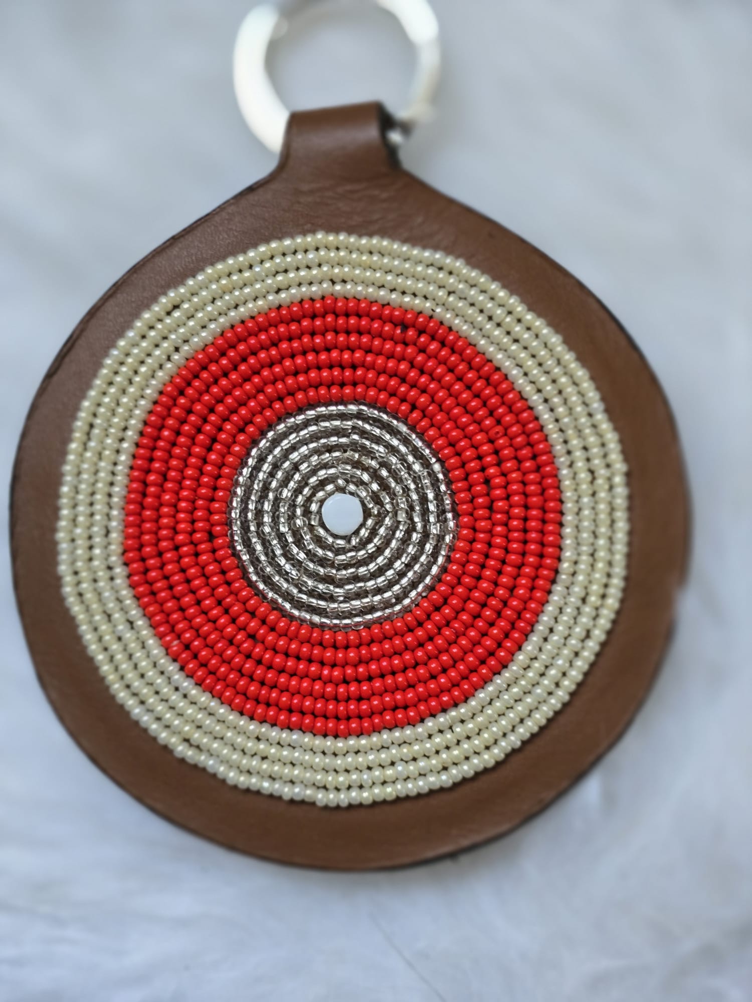 Porte-Clés / Galileo en Cuir et Pastille Masaï - Ivoire / Rouge / Argent