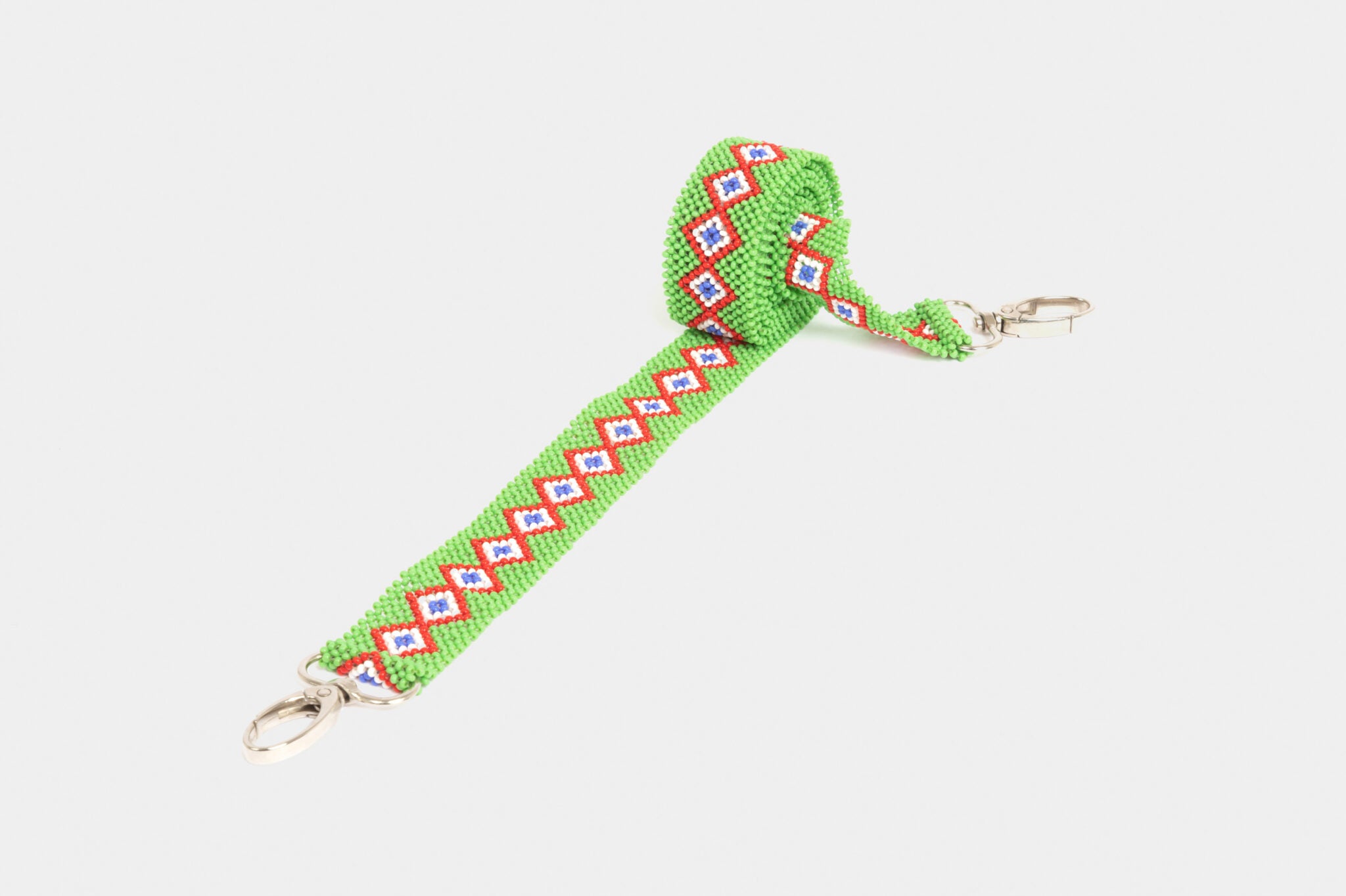 Bandoulière en perles colorées "Alvaro" dans la couleur "Kikuyu Green." Disponible en plusieurs autres coloris, avec certains modèles uniques. Longueur de 115 à 120 cm. Fabriquée à la main au Kenya: