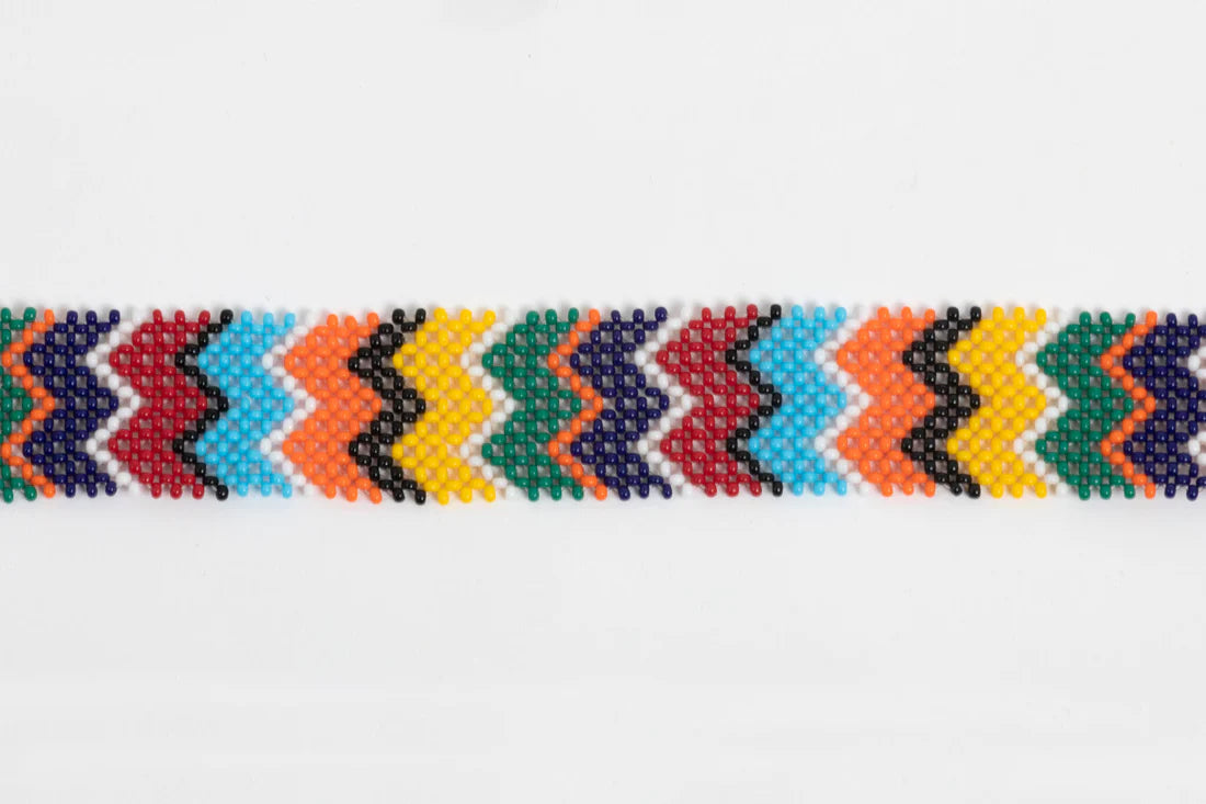 Bandoulière en perles colorées "Alvaro" dans la couleur "M or W." Disponible en plusieurs autres coloris, avec certains modèles uniques. Longueur de 115 à 120 cm. Fabriquée à la main au Kenya: