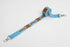Bandoulière en perles colorées "Alvaro" dans la couleur "Amboseli Light Blue." Disponible en plusieurs autres coloris, avec certains modèles uniques. Longueur de 115 à 120 cm. Fabriquée à la main au Kenya: