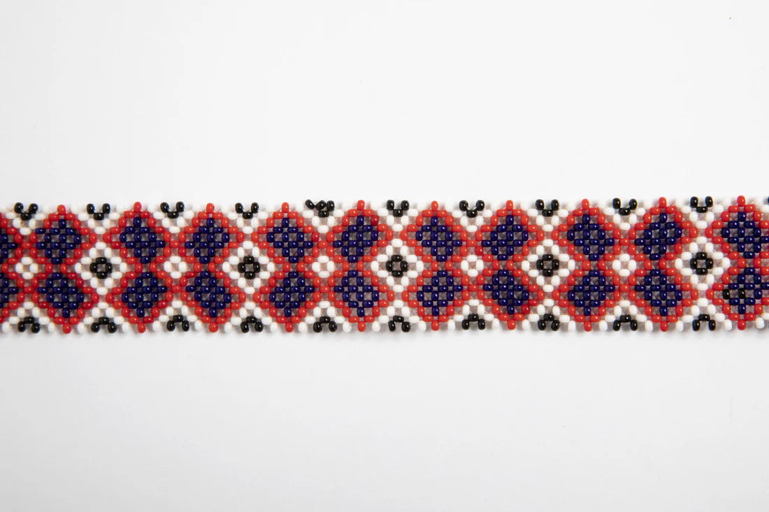 Bandoulière en perles colorées "Alvaro" dans la couleur "Elegant Blue." Disponible en plusieurs autres coloris, avec certains modèles uniques. Longueur de 115 à 120 cm. Fabriquée à la main au Kenya: