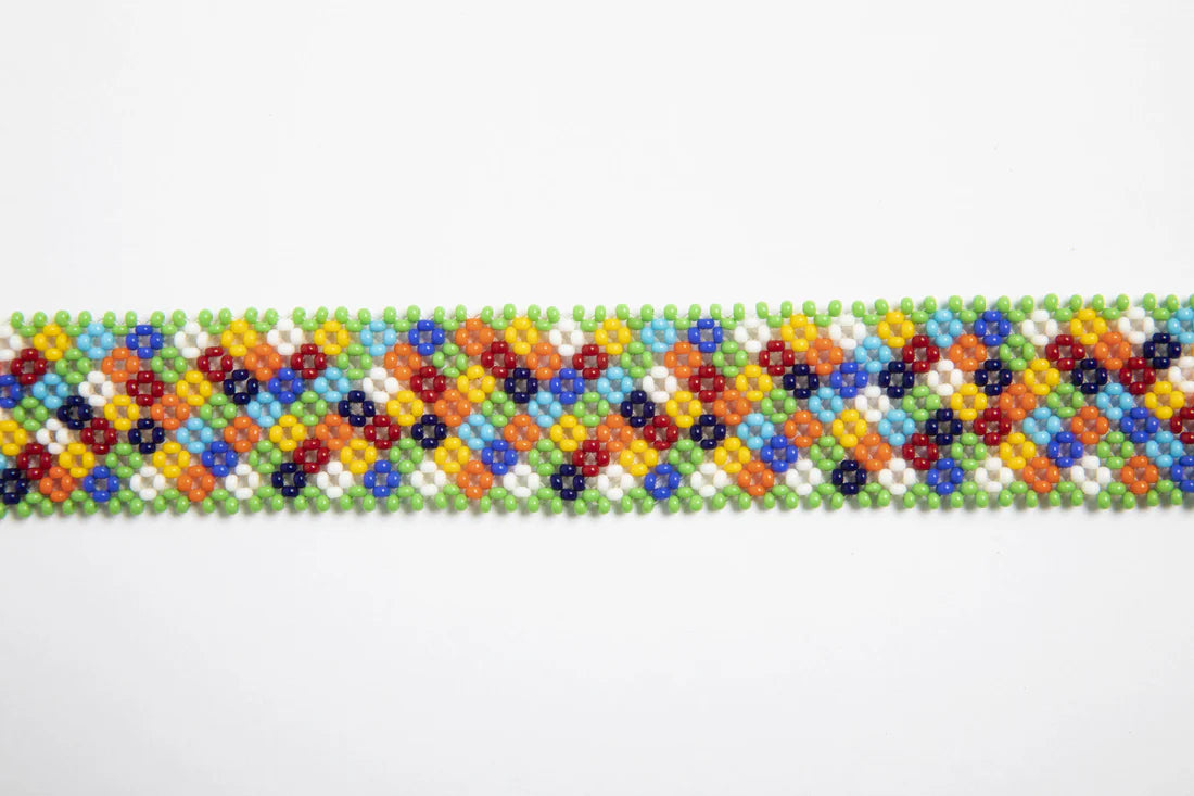 Bandoulière en perles colorées "Alvaro" dans la couleur "Flowers Green." Disponible en plusieurs autres coloris, avec certains modèles uniques. Longueur de 115 à 120 cm. Fabriquée à la main au Kenya: