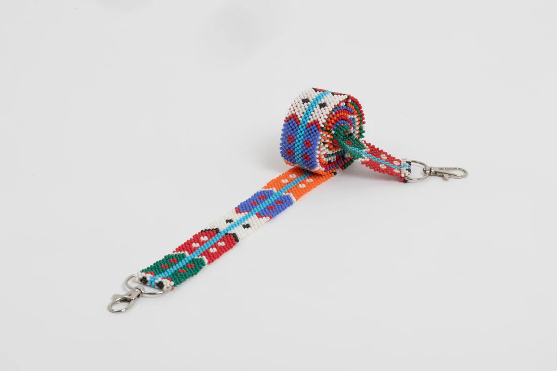Bandoulière en perles colorées "Alvaro" dans la couleur "Gipsy." Disponible en plusieurs autres coloris, avec certains modèles uniques. Longueur de 115 à 120 cm. Fabriquée à la main au Kenya: