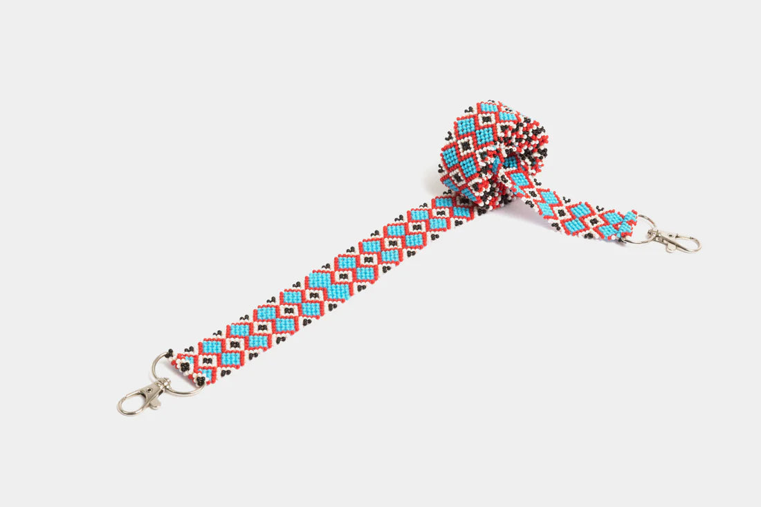 Bandoulière en perles colorées "Alvaro" dans la couleur "Giriama Light Blue." Disponible en plusieurs autres coloris, avec certains modèles uniques. Longueur de 115 à 120 cm. Fabriquée à la main au Kenya:
