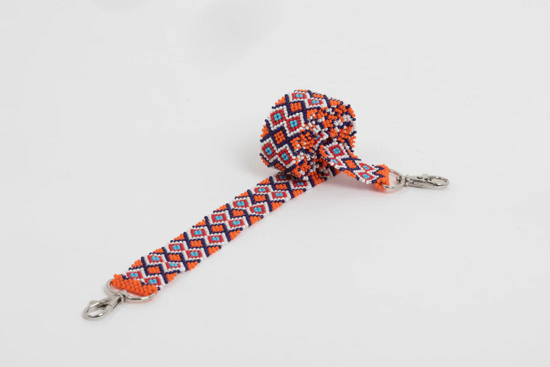 Bandoulière en perles colorées "Alvaro" dans la couleur "Giriama." Disponible en plusieurs autres coloris, avec certains modèles uniques. Longueur de 115 à 120 cm. Fabriquée à la main au Kenya: