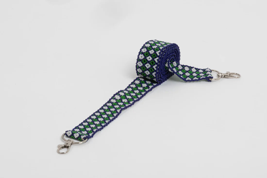 Bandoulière en perles colorées "Alvaro" dans la couleur "Elegant Green." Disponible en plusieurs autres coloris, avec certains modèles uniques. Longueur de 115 à 120 cm. Fabriquée à la main au Kenya.