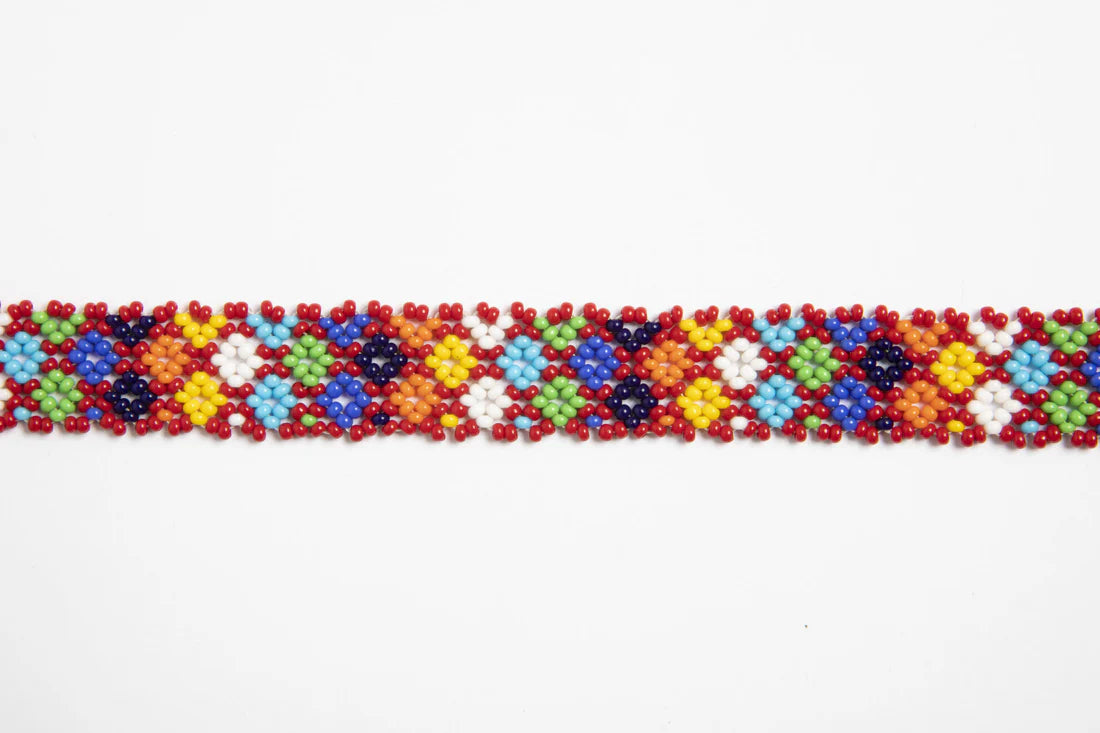 Bandoulière en perles colorées "Alvaro" dans la couleur "Flowers Red." Disponible en plusieurs autres coloris, avec certains modèles uniques. Longueur de 115 à 120 cm. Fabriquée à la main au Kenya: