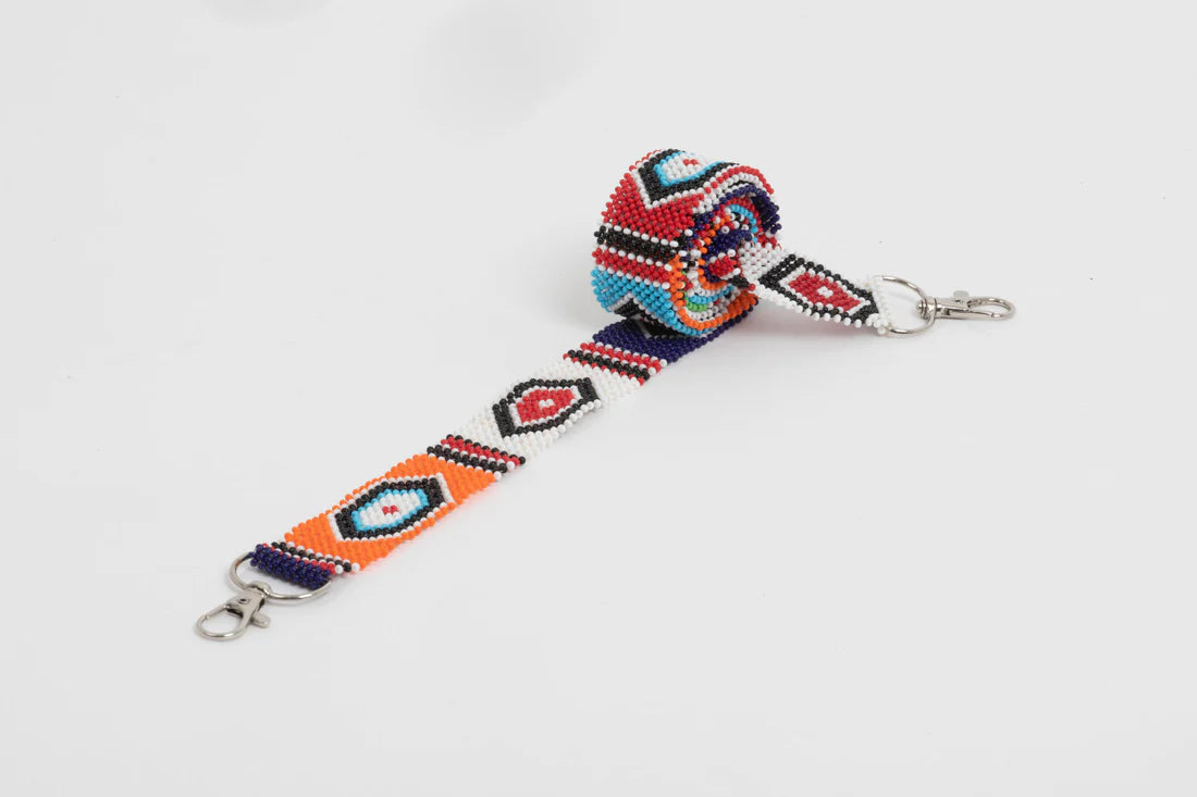 Bandoulière en perles colorées "Alvaro" dans la couleur "Happy." Disponible en plusieurs autres coloris, avec certains modèles uniques. Longueur de 115 à 120 cm. Fabriquée à la main au Kenya: