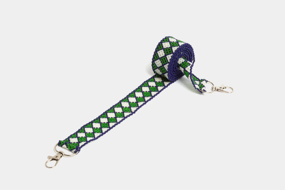 Bandoulière en perles colorées "Alvaro" dans la couleur "Hope." Disponible en plusieurs autres coloris, avec certains modèles uniques. Longueur de 115 à 120 cm. Fabriquée à la main au Kenya: