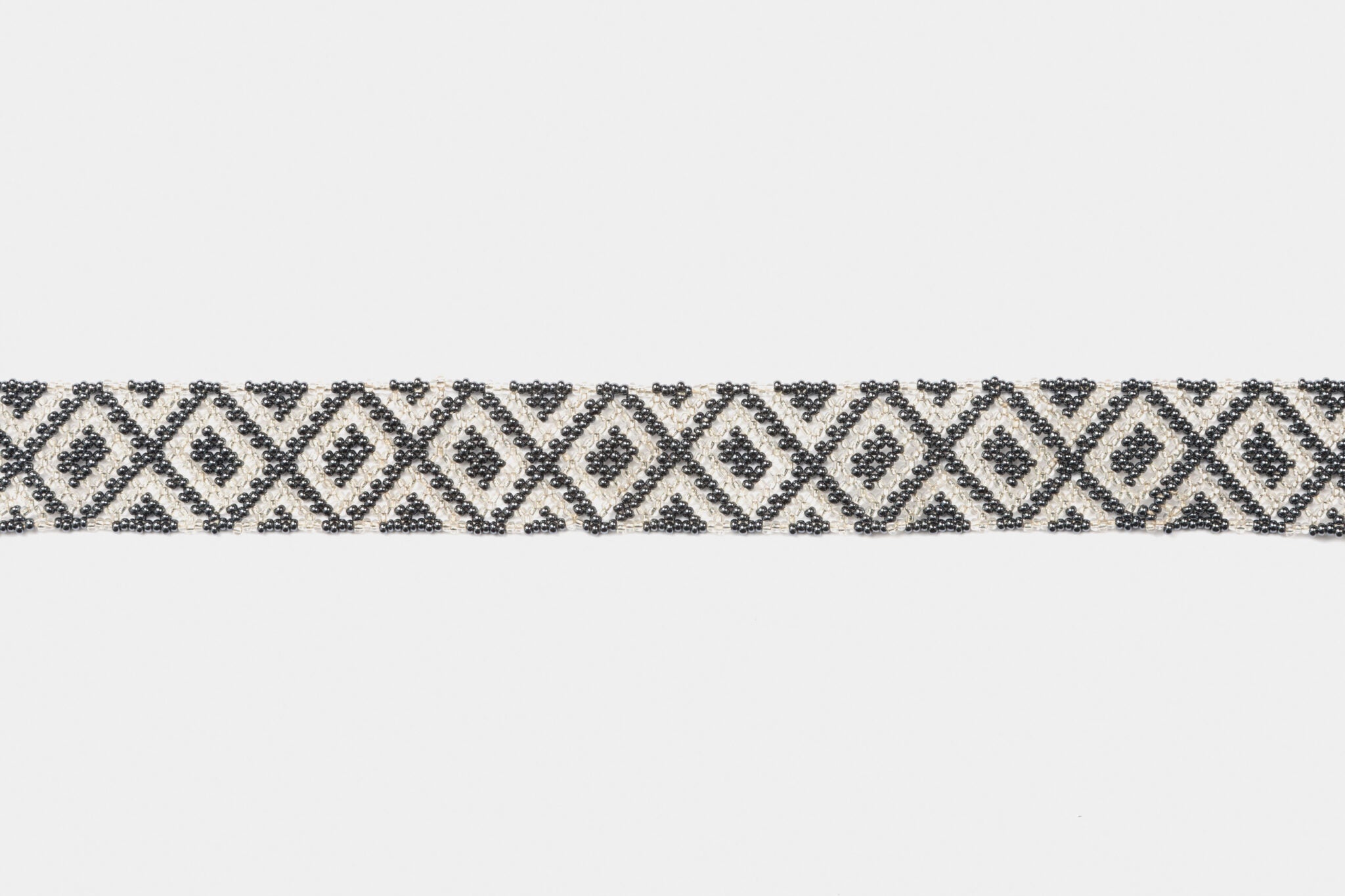Bandoulière en perles colorées "Alvaro" dans la couleur "Josephat Silver." Disponible en plusieurs autres coloris, avec certains modèles uniques. Longueur de 115 à 120 cm. Fabriquée à la main au Kenya: