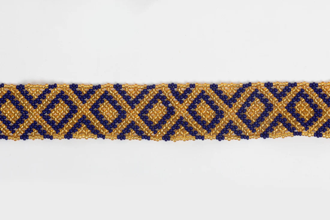 Bandoulière en perles colorées "Alvaro" dans la couleur "Josephet Gold." Disponible en plusieurs autres coloris, avec certains modèles uniques. Longueur de 115 à 120 cm. Fabriquée à la main au Kenya: