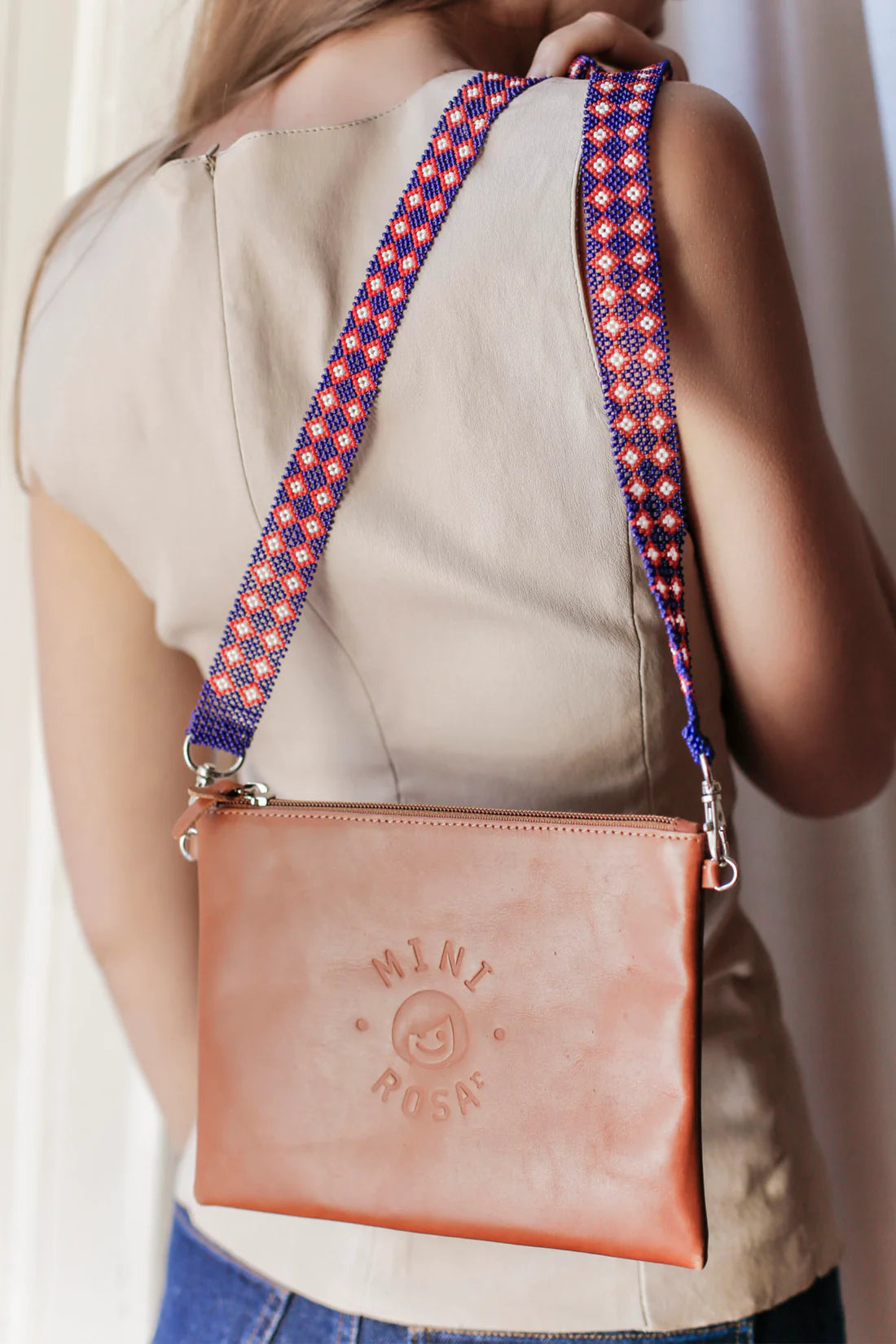 Bandoulière en perles colorées "Alvaro" dans la couleur "Karuma Blue." Disponible en plusieurs autres coloris, avec certains modèles uniques. Longueur de 115 à 120 cm. Fabriquée à la main au Kenya: