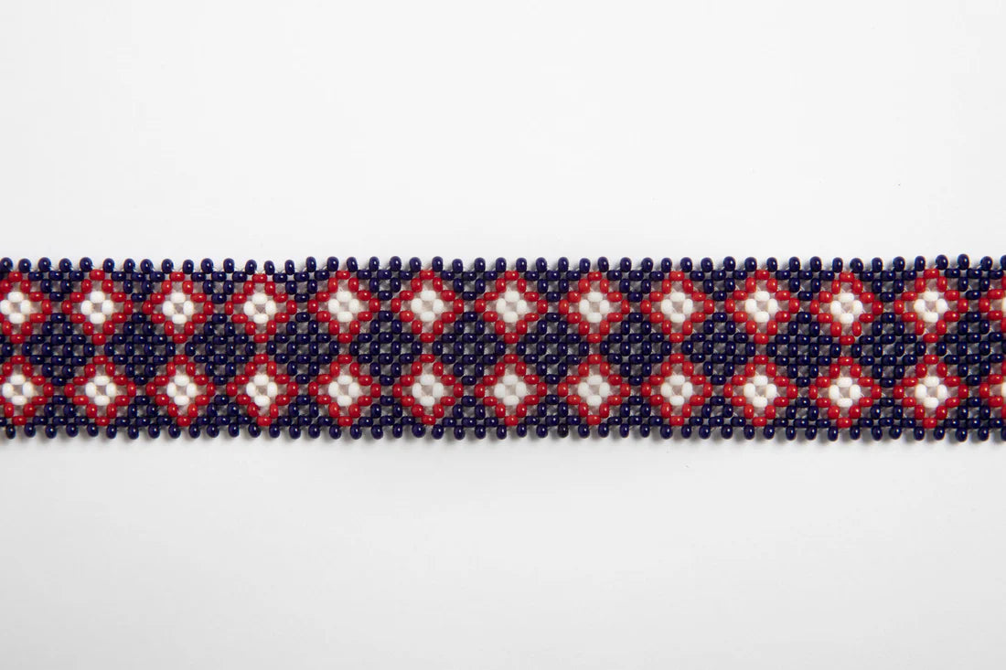 Bandoulière en perles colorées "Alvaro" dans la couleur "Karuma Blue." Disponible en plusieurs autres coloris, avec certains modèles uniques. Longueur de 115 à 120 cm. Fabriquée à la main au Kenya: