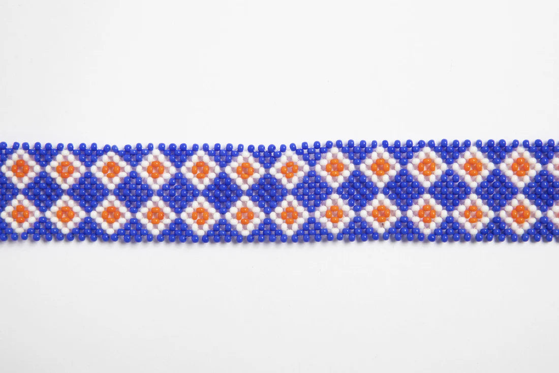 Bandoulière en perles colorées "Alvaro" dans la couleur "Karuma Light Blue." Disponible en plusieurs autres coloris, avec certains modèles uniques. Longueur de 115 à 120 cm. Fabriquée à la main au Kenya: