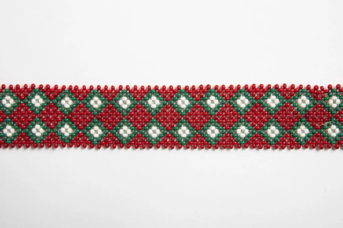 Bandoulière en perles colorées "Alvaro" dans la couleur "Karuma Red." Disponible en plusieurs autres coloris, avec certains modèles uniques. Longueur de 115 à 120 cm. Fabriquée à la main au Kenya: