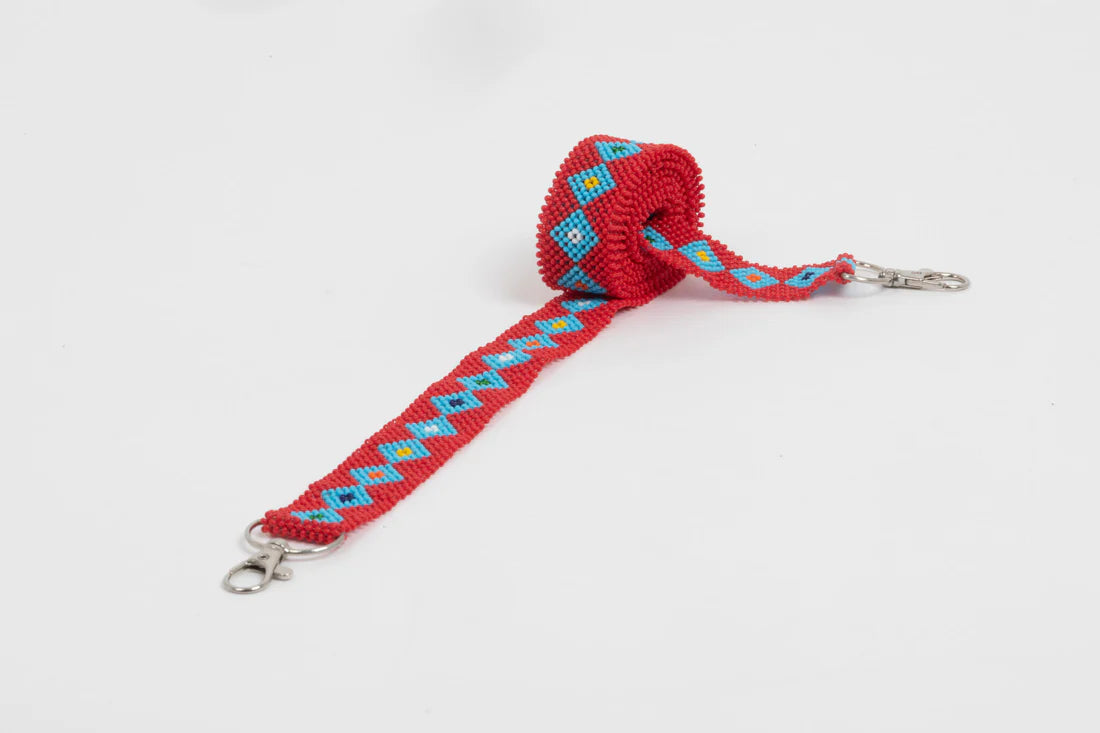 Bandoulière en perles colorées "Alvaro" dans la couleur "Kikuyu." Disponible en plusieurs autres coloris, avec certains modèles uniques. Longueur de 115 à 120 cm. Fabriquée à la main au Kenya: