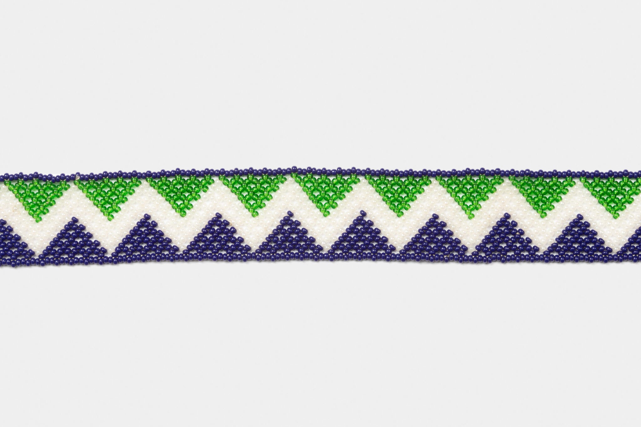 Bandoulière en perles colorées "Alvaro" dans la couleur "Kilimanjaro." Disponible en plusieurs autres coloris, avec certains modèles uniques. Longueur de 115 à 120 cm. Fabriquée à la main au Kenya: