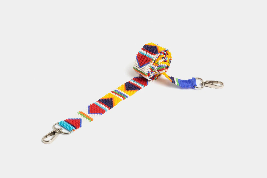 Bandoulière en perles colorées "Alvaro" dans la couleur "Lets be friends." Disponible en plusieurs autres coloris, avec certains modèles uniques. Longueur de 115 à 120 cm. Fabriquée à la main au Kenya: