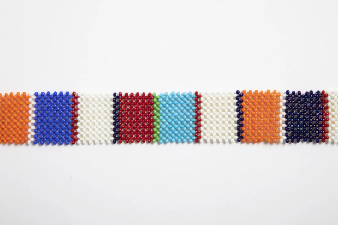 Bandoulière en perles colorées "Alvaro" dans la couleur "Masai." Disponible en plusieurs autres coloris, avec certains modèles uniques. Longueur de 115 à 120 cm. Fabriquée à la main au Kenya: