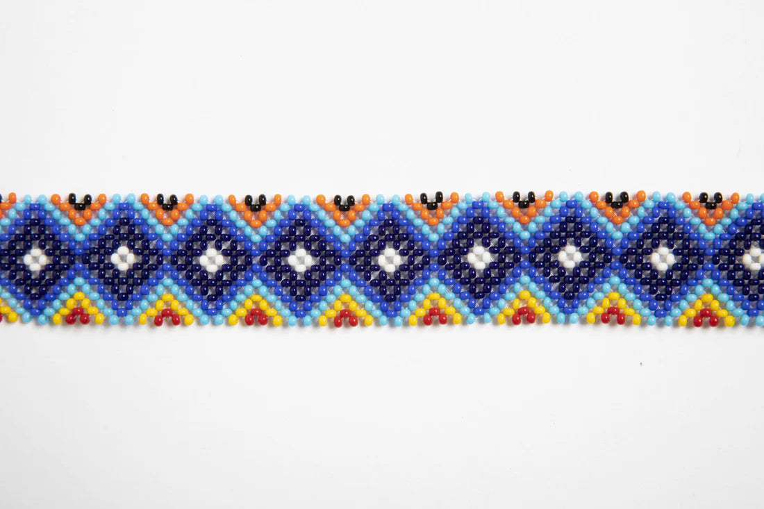 Bandoulière en perles colorées "Alvaro" dans la couleur "Mount Kenya." Disponible en plusieurs autres coloris, avec certains modèles uniques. Longueur de 115 à 120 cm. Fabriquée à la main au Kenya: