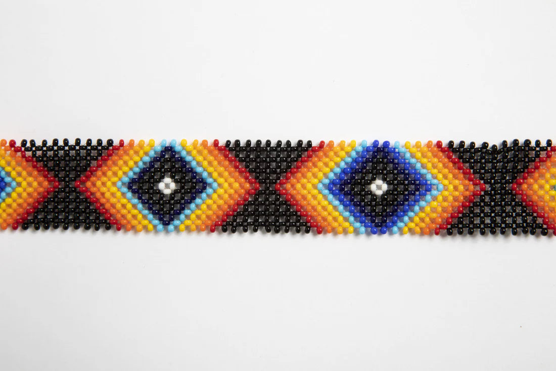 Bandoulière en perles colorées "Alvaro" dans la couleur "Mystic." Disponible en plusieurs autres coloris, avec certains modèles uniques. Longueur de 115 à 120 cm. Fabriquée à la main au Kenya: