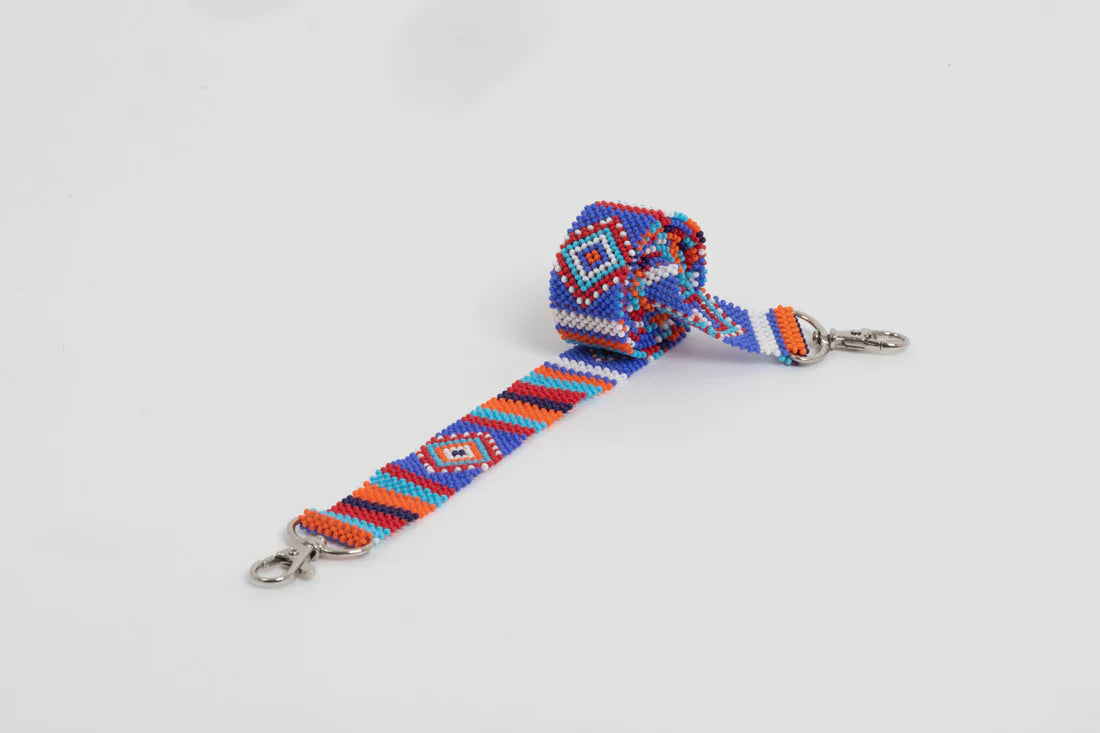 Bandoulière en perles colorées "Alvaro" dans la couleur "Swahili." Disponible en plusieurs autres coloris, avec certains modèles uniques. Longueur de 115 à 120 cm. Fabriquée à la main au Kenya: