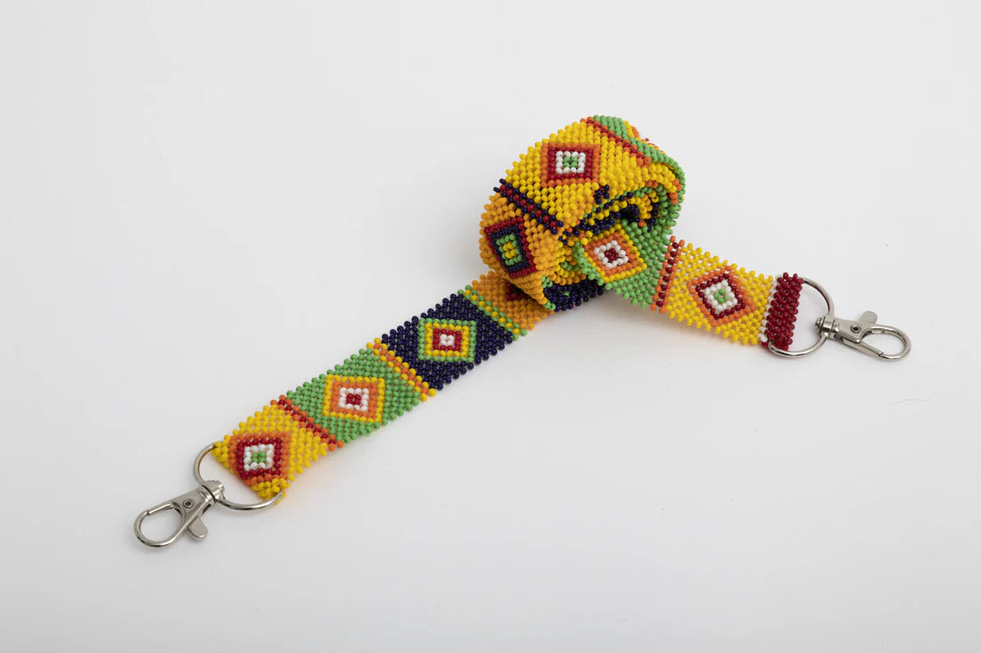 Bandoulière en perles colorées "Alvaro" dans la couleur "Turkana." Disponible en plusieurs autres coloris, avec certains modèles uniques. Longueur de 115 à 120 cm. Fabriquée à la main au Kenya: